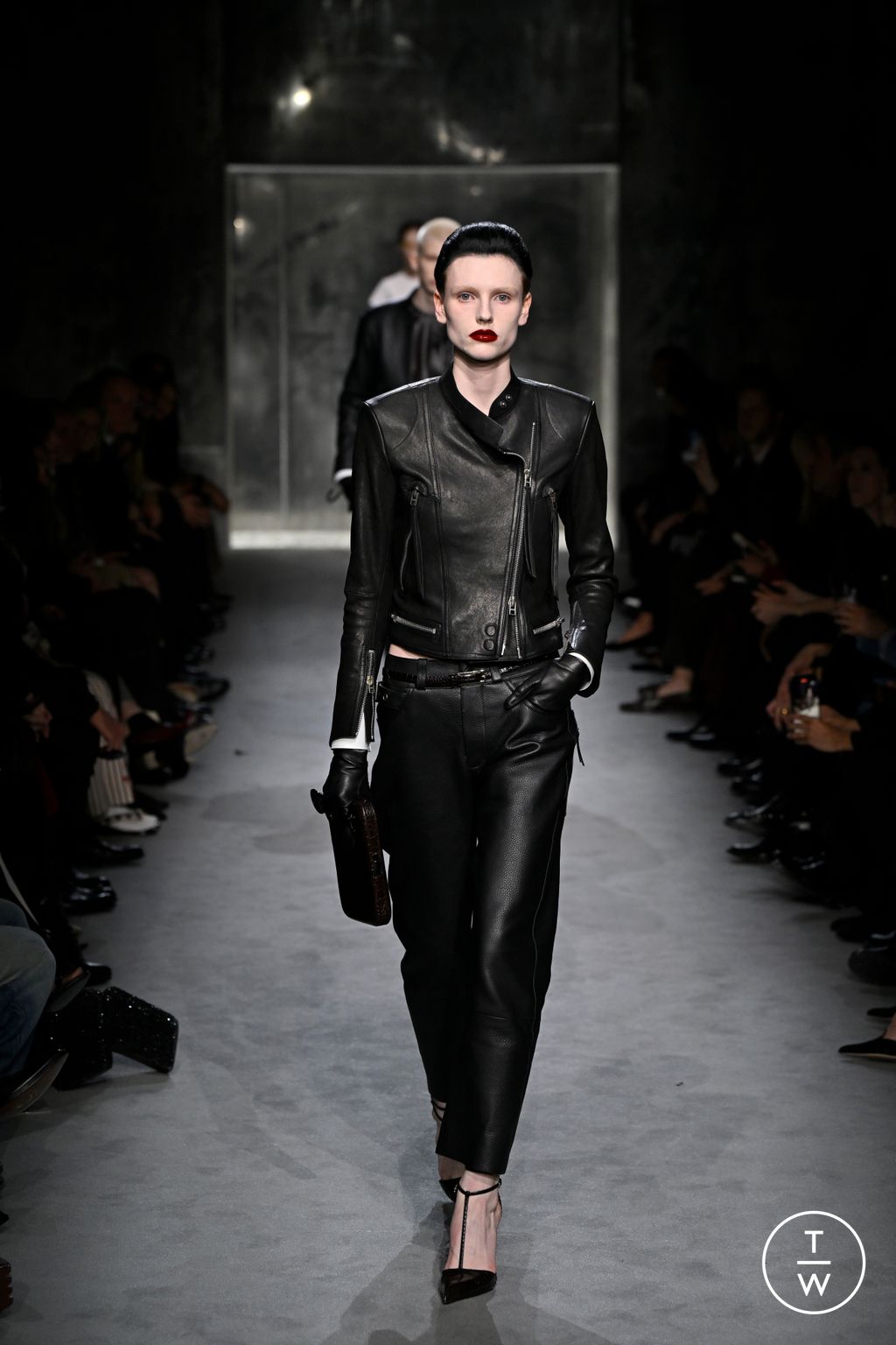 Fashion Week Paris Fall/Winter 2025 look 1 from the Tom Ford collection 女装