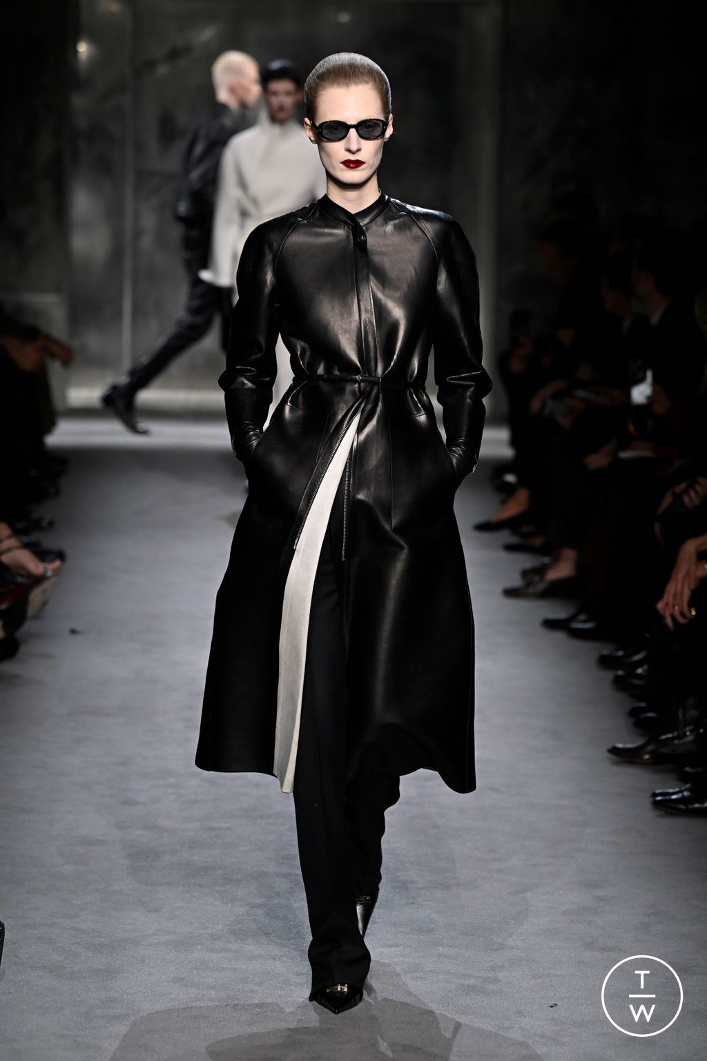 Fashion Week Paris Fall/Winter 2025 look 6 de la collection Tom Ford womenswear