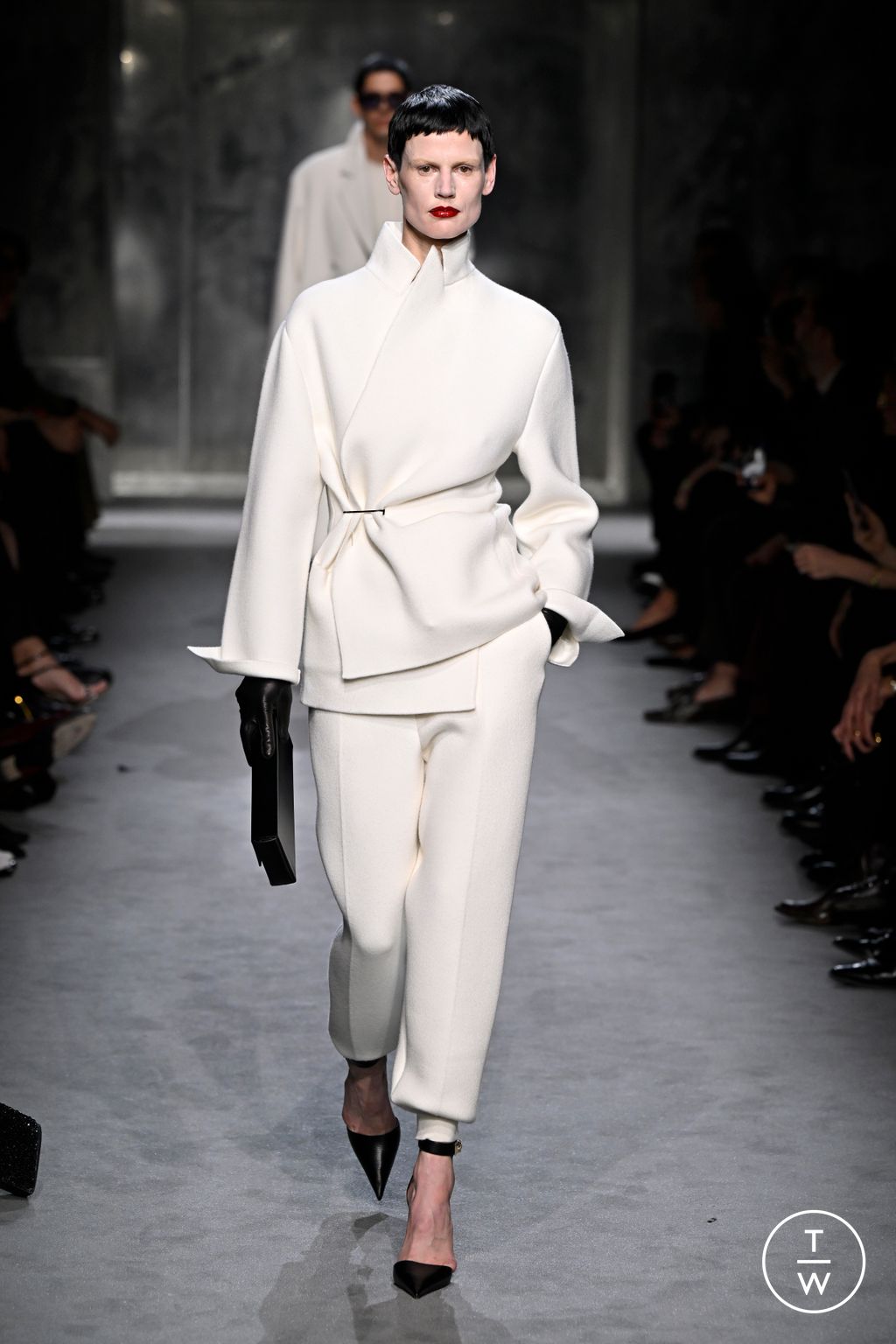 Fashion Week Paris Fall/Winter 2025 look 7 from the Tom Ford collection 女装