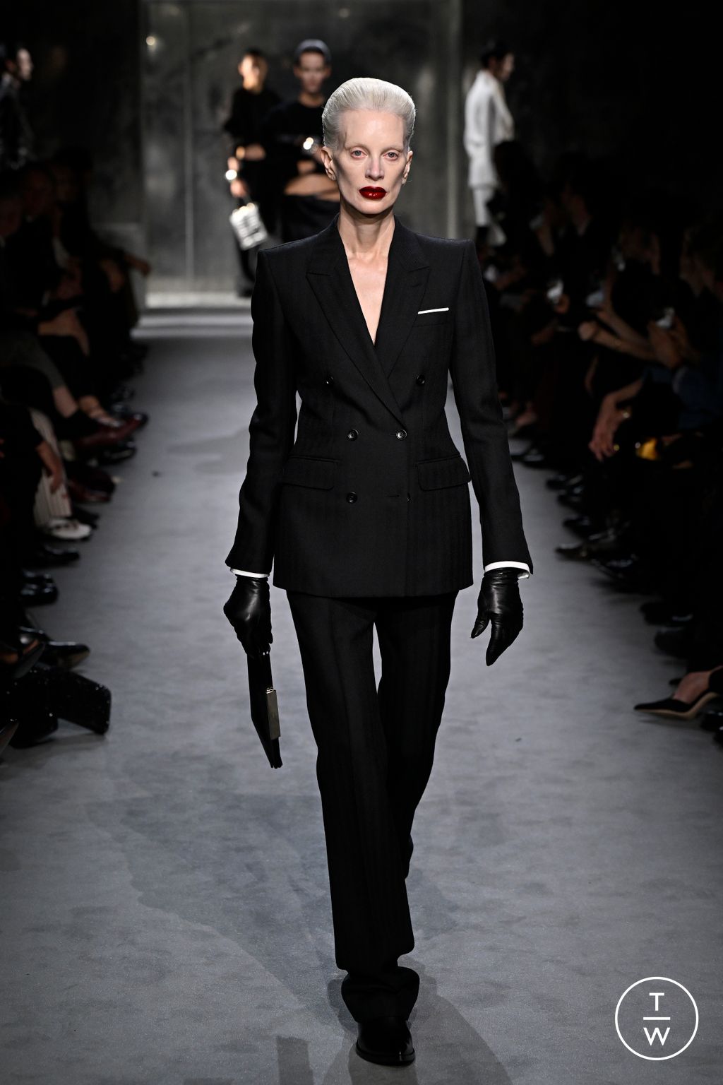 Fashion Week Paris Fall/Winter 2025 look 11 de la collection Tom Ford womenswear