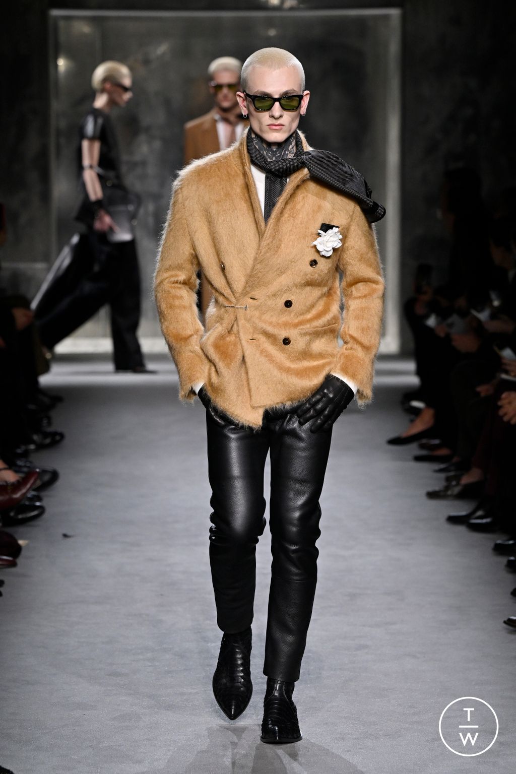 Fashion Week Paris Fall/Winter 2025 look 16 de la collection Tom Ford womenswear