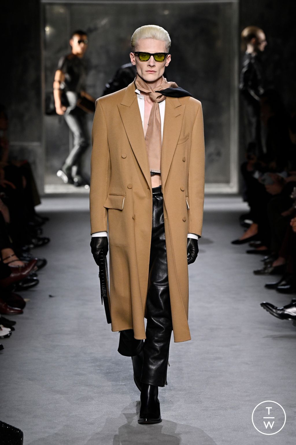 Fashion Week Paris Fall/Winter 2025 look 17 from the Tom Ford collection 女装