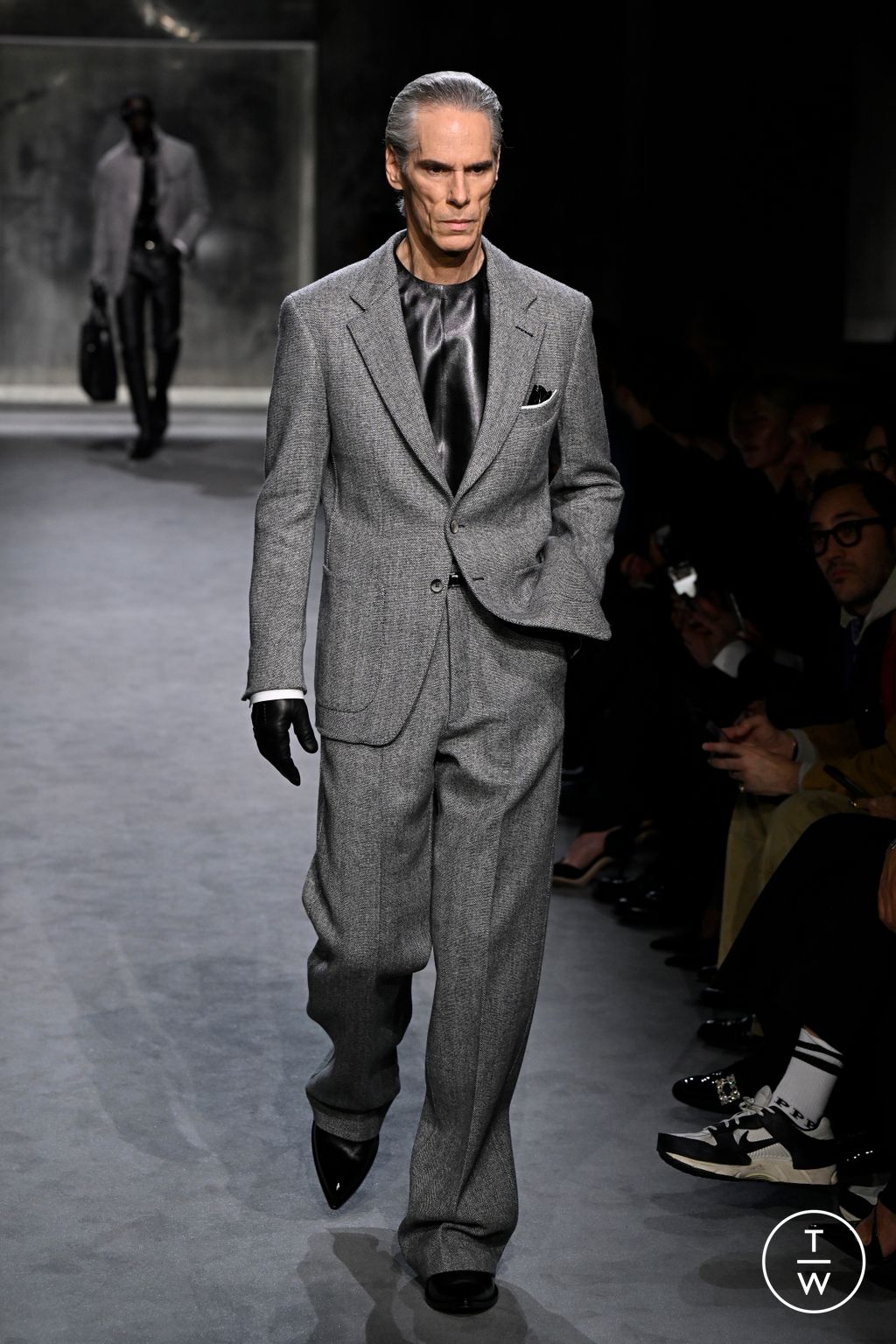 Fashion Week Paris Fall/Winter 2025 look 25 from the Tom Ford collection 女装