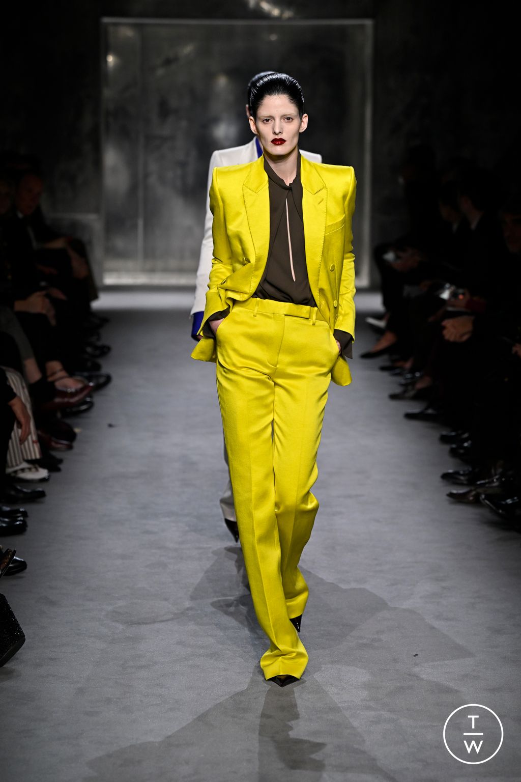 Fashion Week Paris Fall/Winter 2025 look 32 from the Tom Ford collection 女装