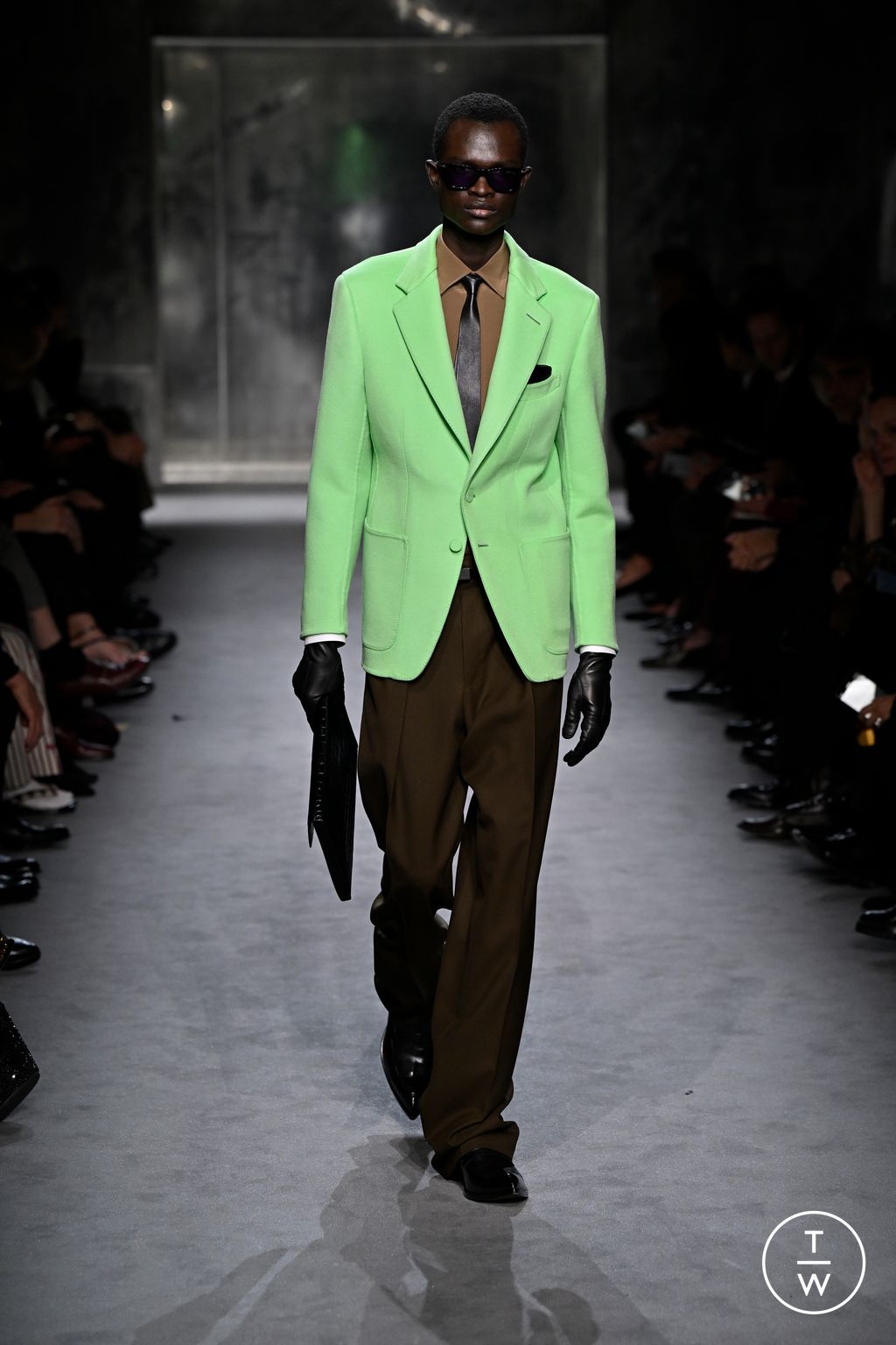 Fashion Week Paris Fall/Winter 2025 look 34 from the Tom Ford collection 女装
