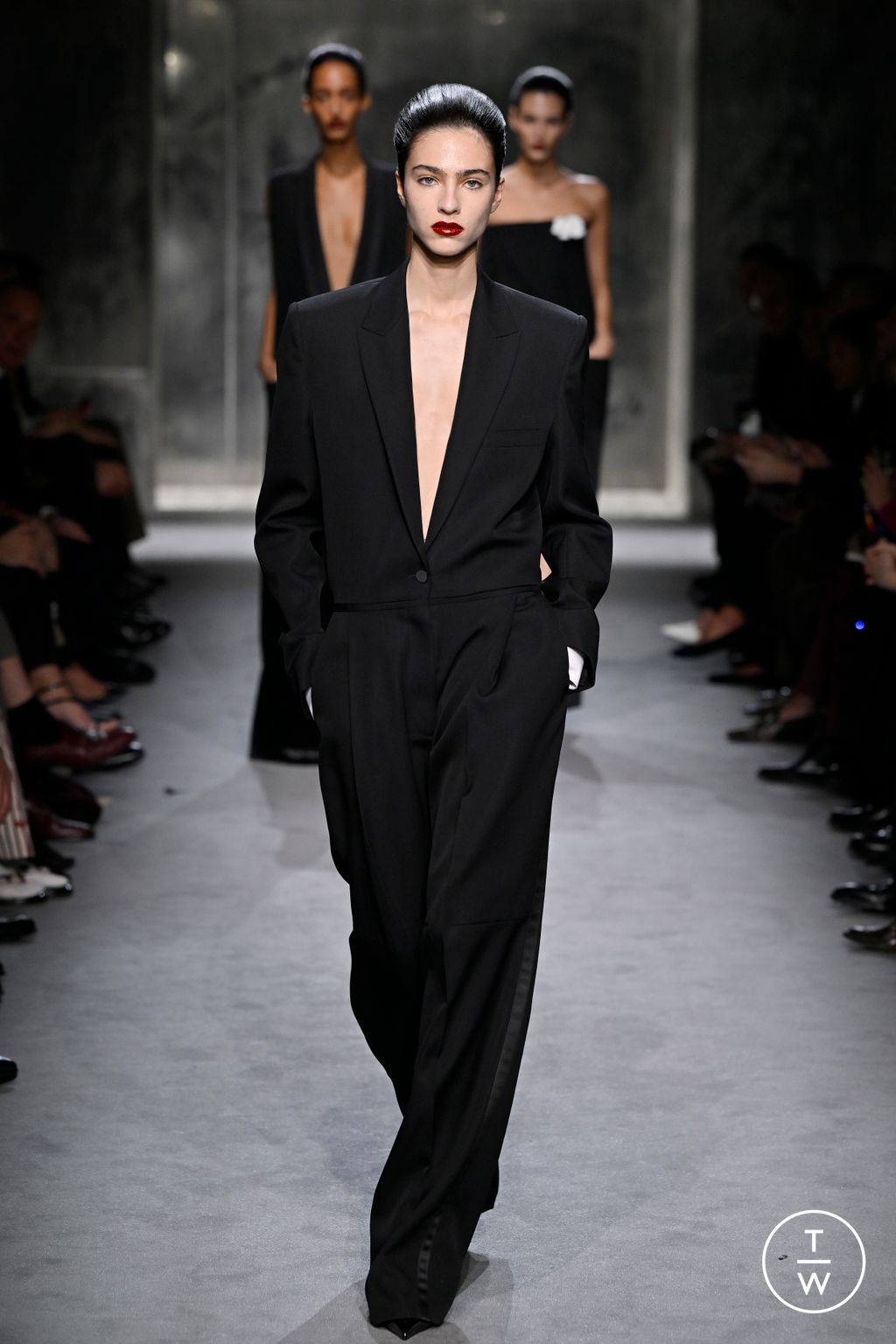 Fashion Week Paris Fall/Winter 2025 look 40 from the Tom Ford collection womenswear