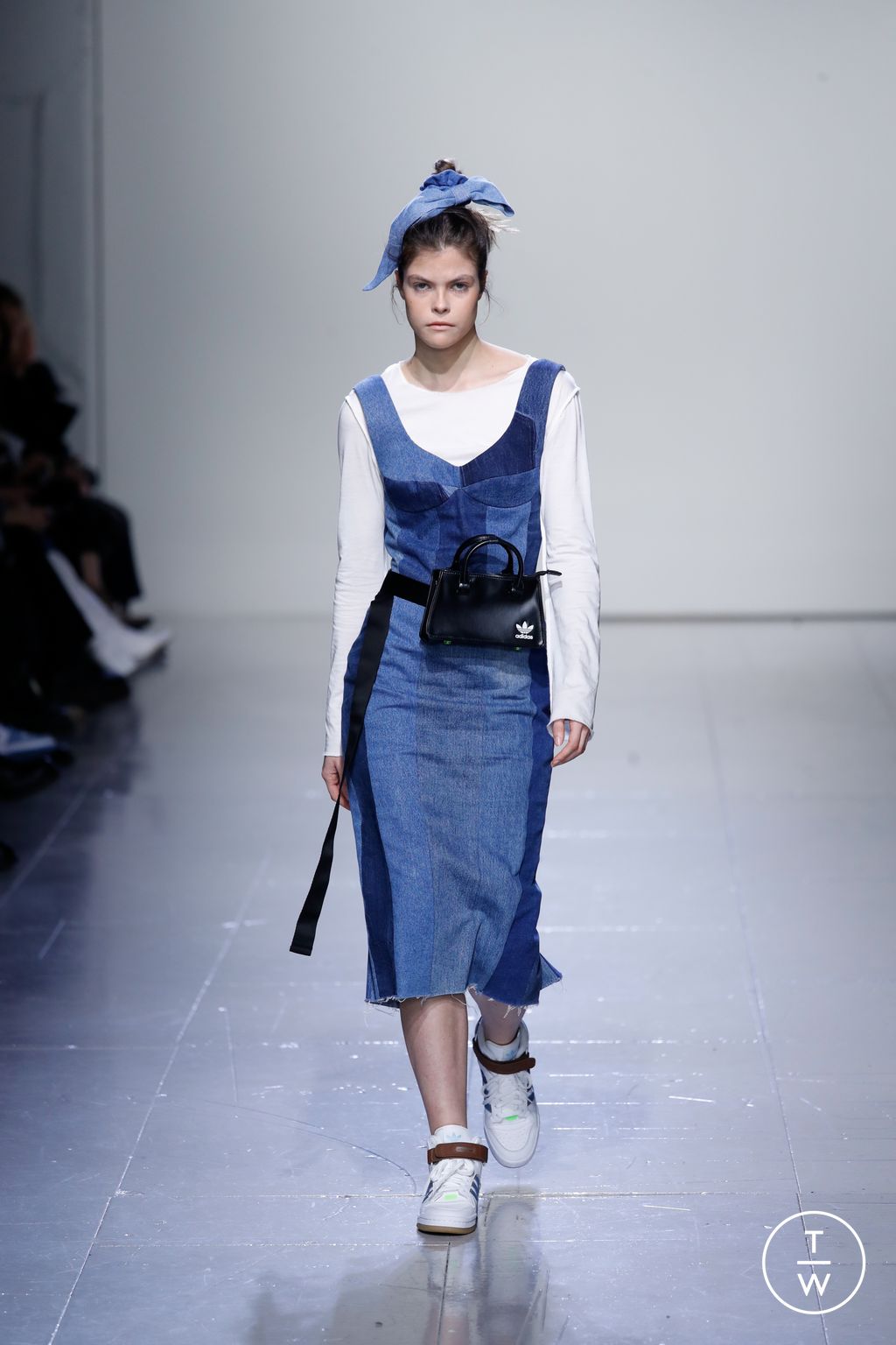 Fashion Week London Fall/Winter 2023 look 6 de la collection KSENIASCHNAIDER womenswear