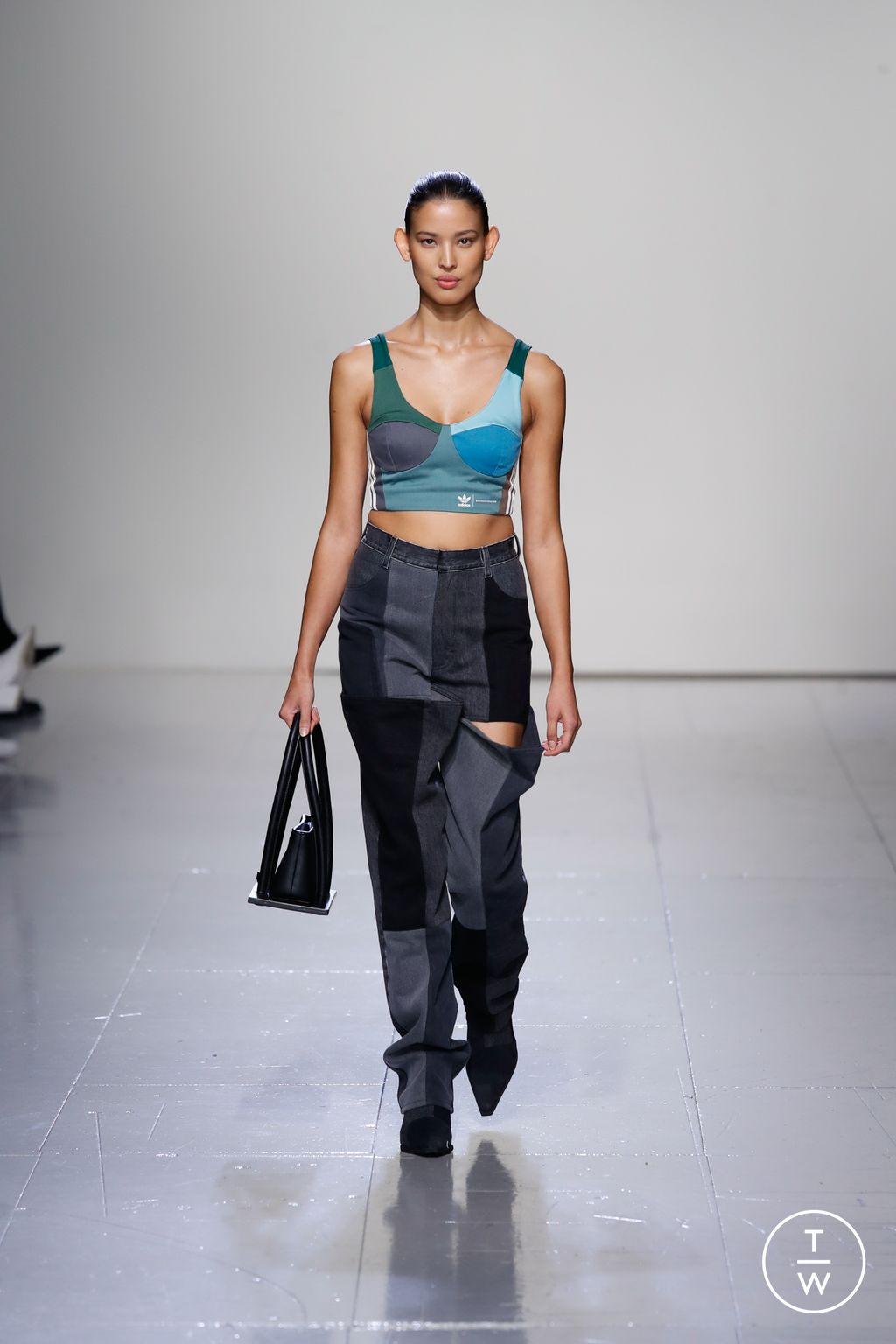 Fashion Week London Fall/Winter 2023 look 12 from the KSENIASCHNAIDER collection 女装
