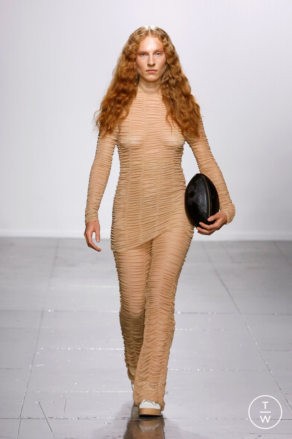 Fashion Week London Spring/Summer 2024 look 2 from the KSENIASCHNAIDER collection 女装