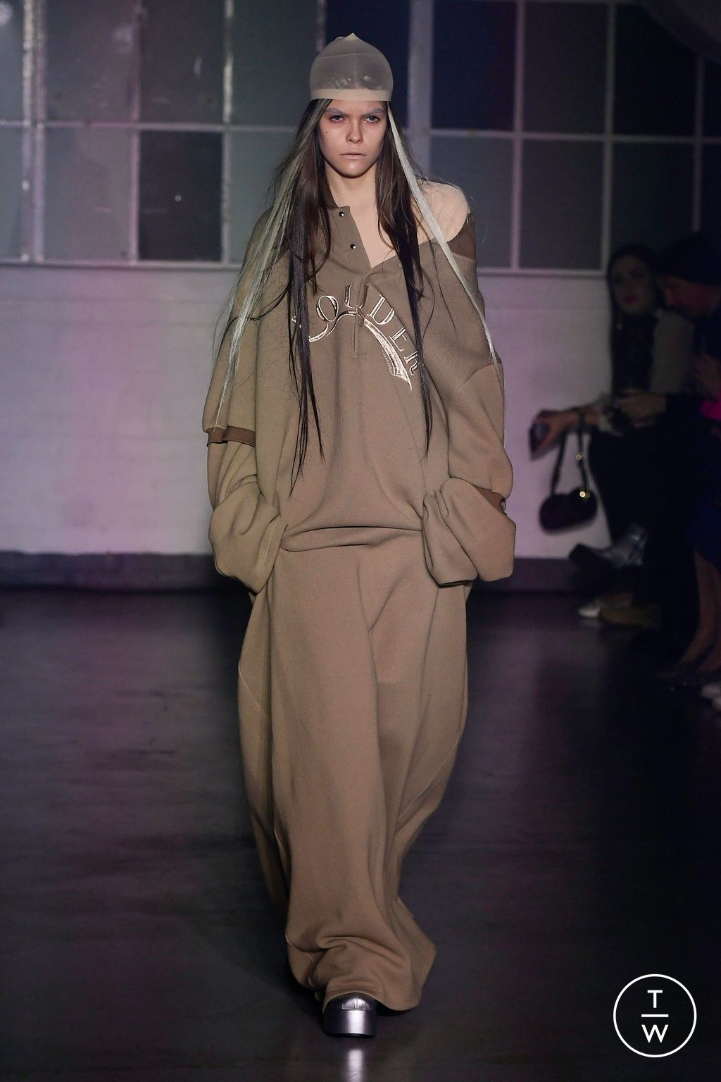 Fashion Week London Fall/Winter 2023 look 1 de la collection KWK by KAYKWOK womenswear
