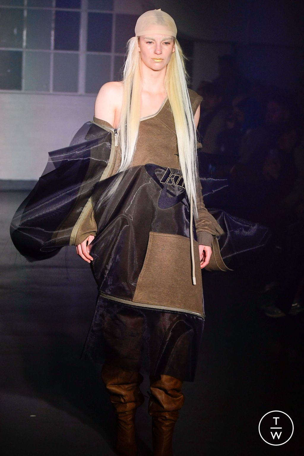 Fashion Week London Fall/Winter 2023 look 12 from the KWK by KAYKWOK collection 女装