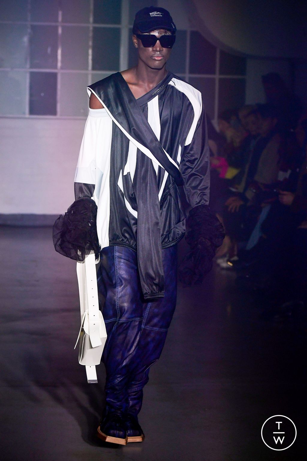 Fashion Week London Fall/Winter 2023 look 28 from the KWK by KAYKWOK collection 女装