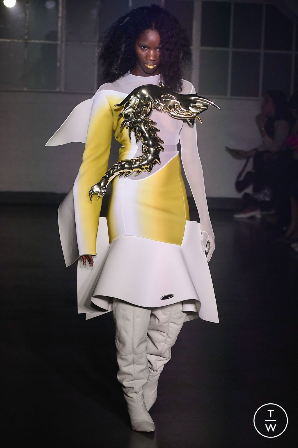 Fashion Week London Fall/Winter 2023 look 29 from the KWK by KAYKWOK collection 女装
