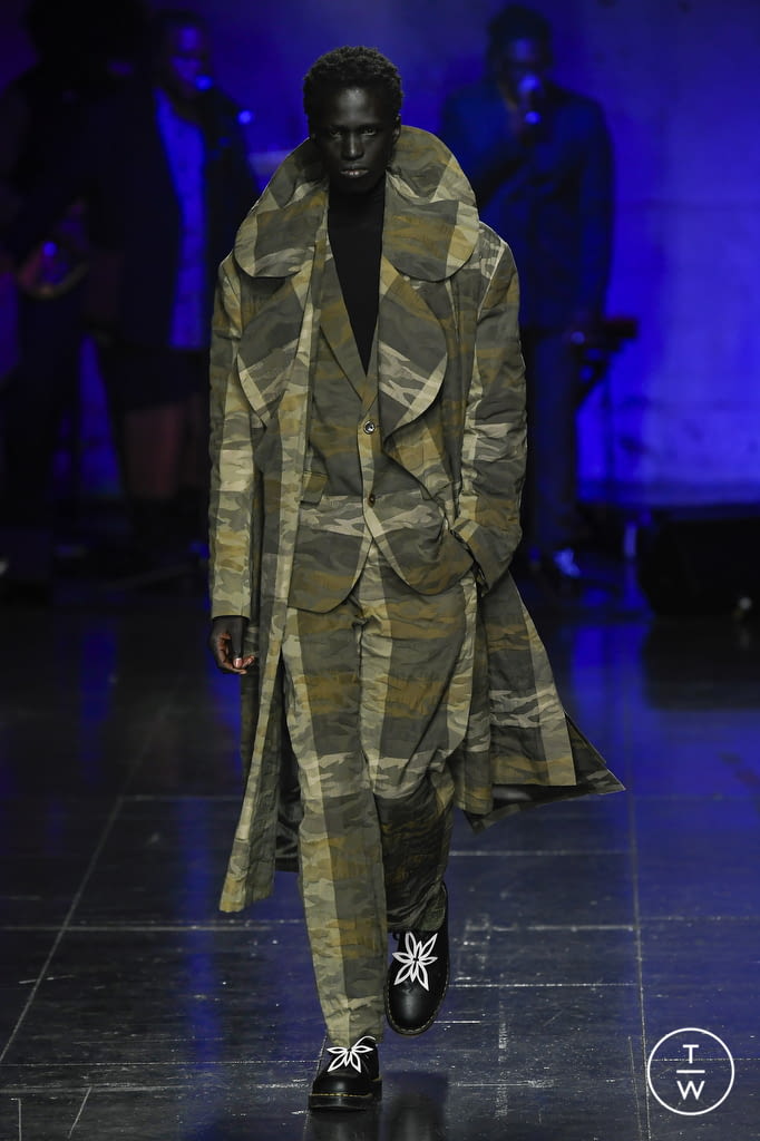 Fashion Week London Fall/Winter 2022 look 21 from the Labrum London collection womenswear