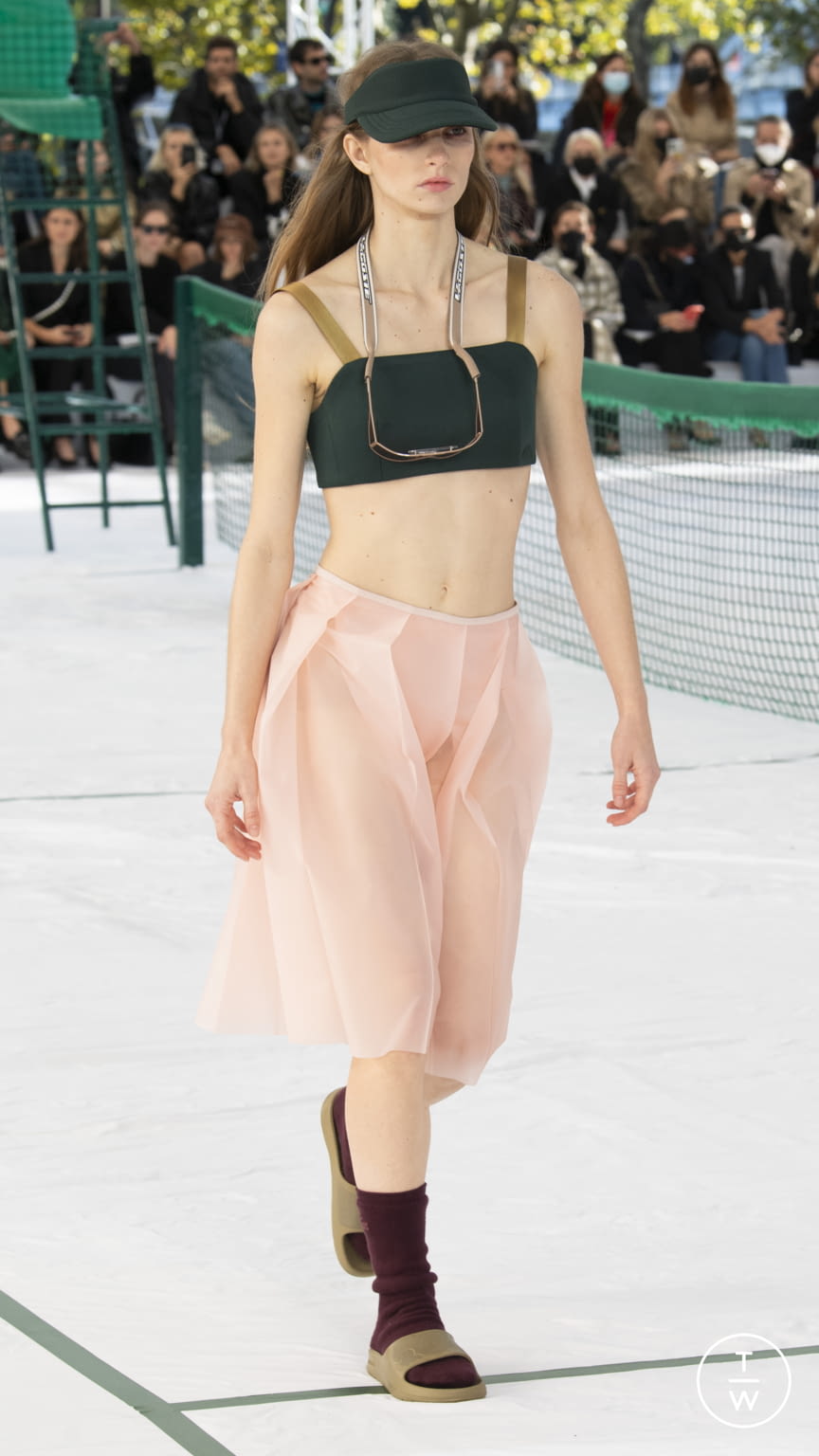 Fashion Week Paris Spring/Summer 2022 look 1 de la collection Lacoste womenswear