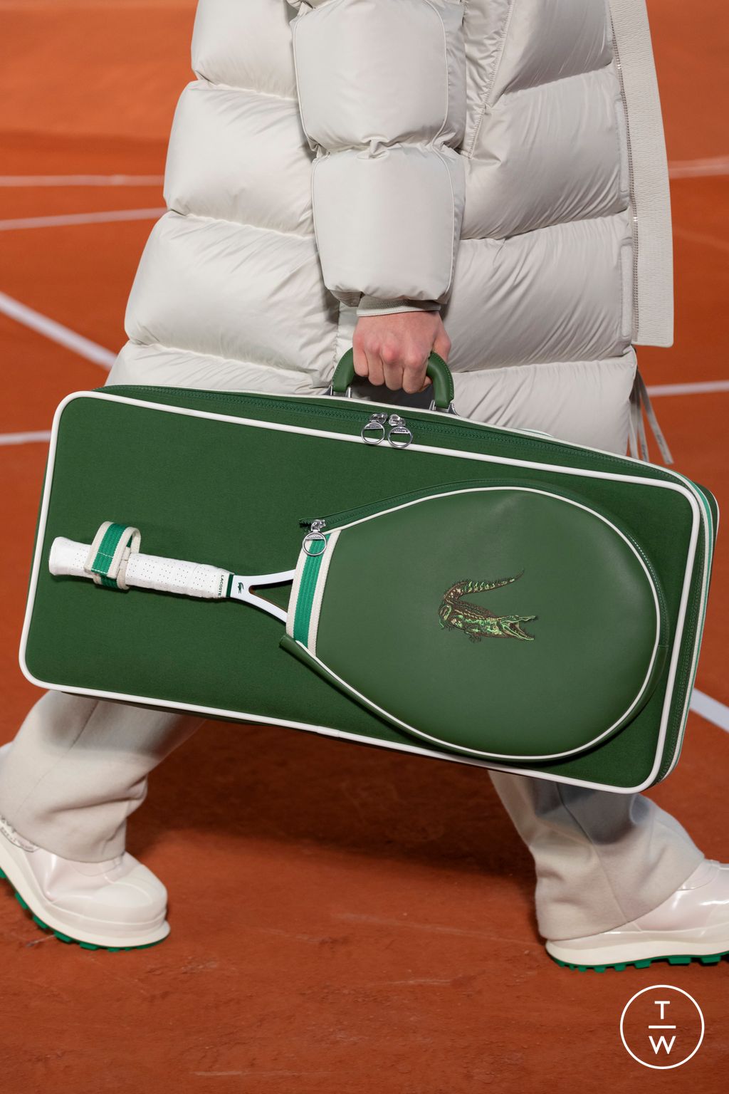 Fashion Week Paris Fall/Winter 2024 look 16 de la collection Lacoste womenswear accessories