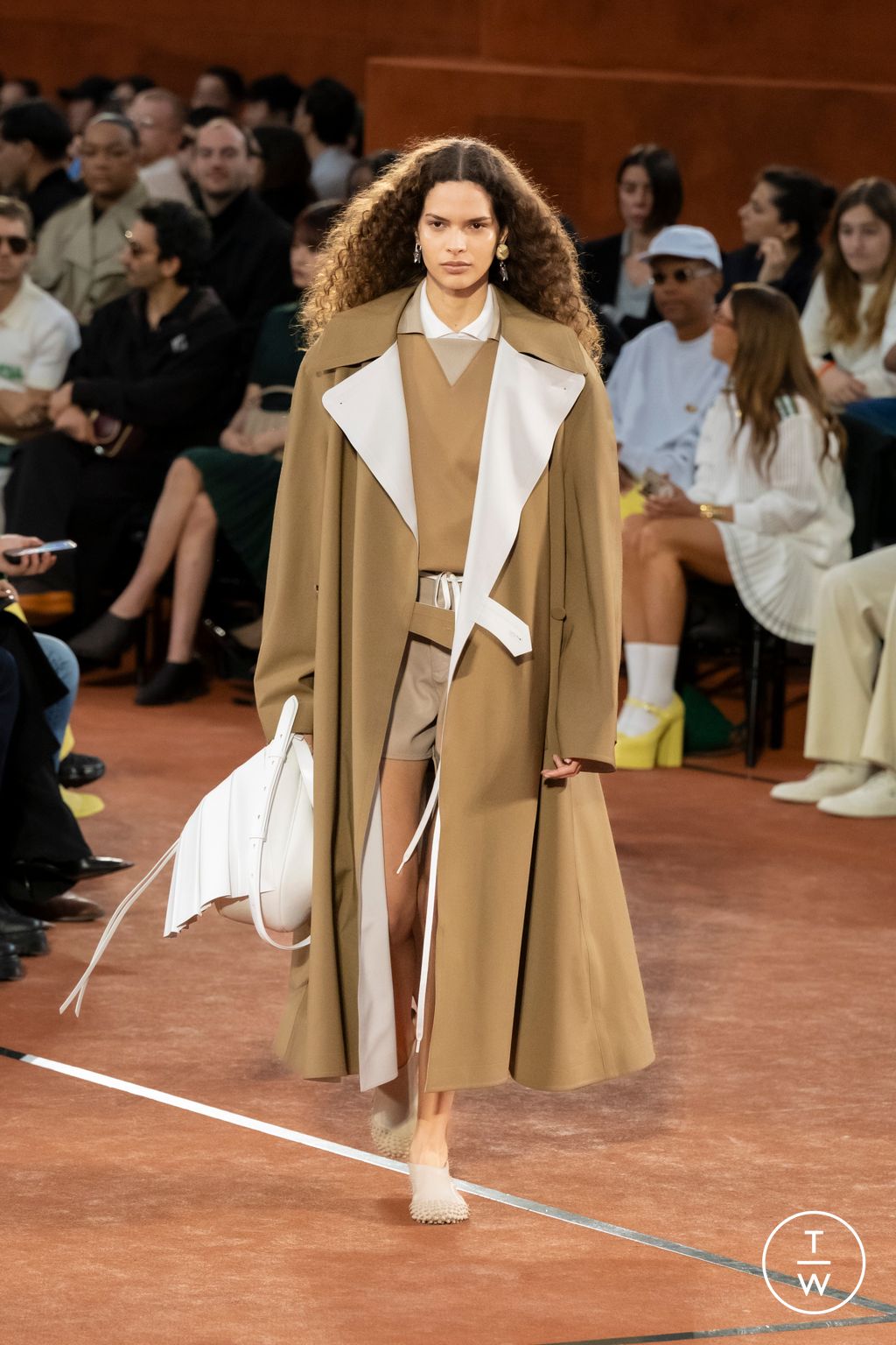 Fashion Week Paris Fall/Winter 2025 look 16 de la collection Lacoste womenswear