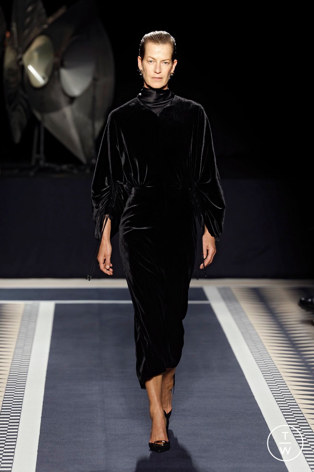 Fashion Week Paris Fall/Winter 2025 look 8 from the Lanvin collection menswear