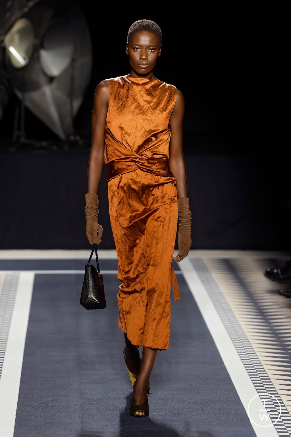 Fashion Week Paris Fall/Winter 2025 look 16 from the Lanvin collection menswear