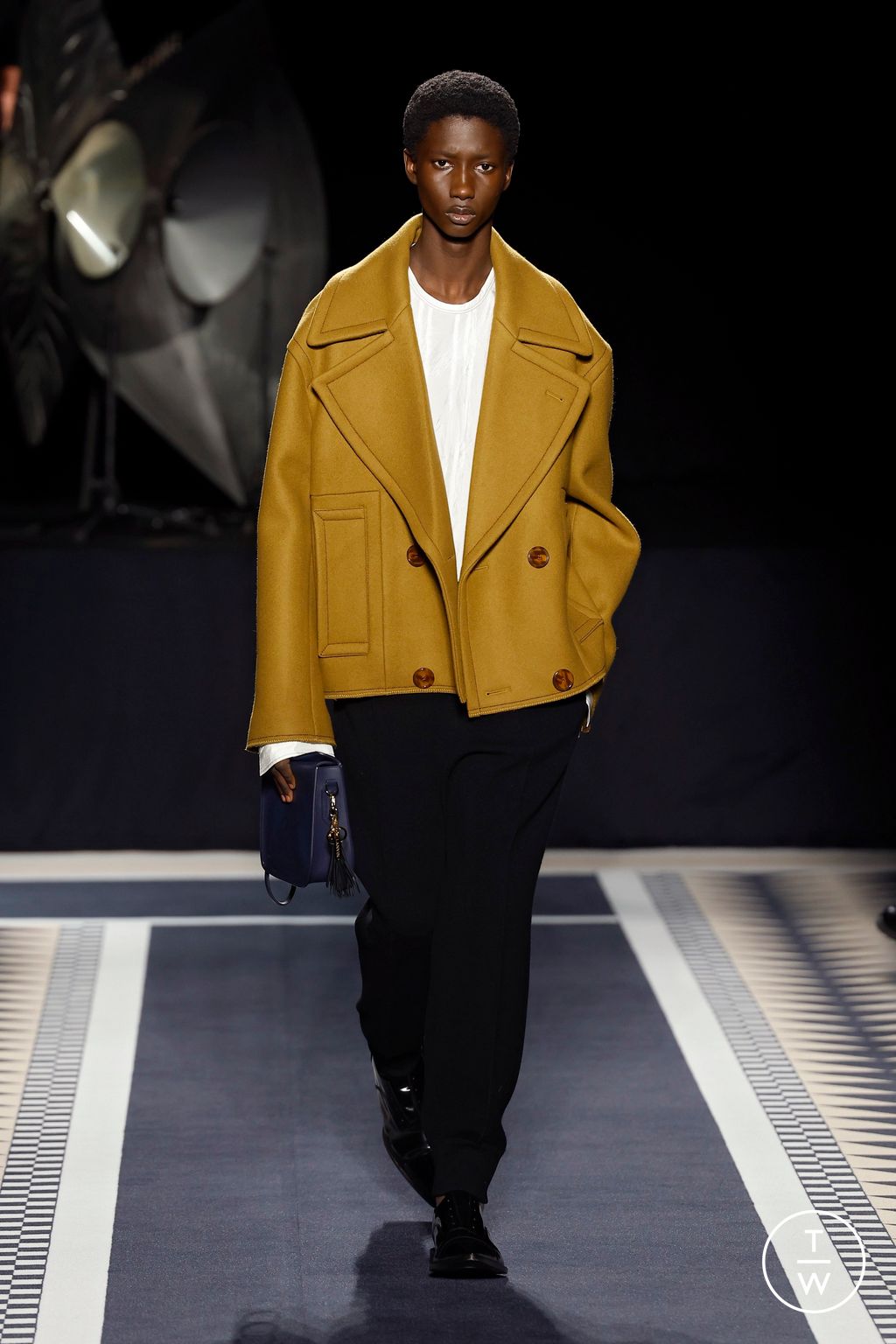 Fashion Week Paris Fall/Winter 2025 look 30 from the Lanvin collection menswear