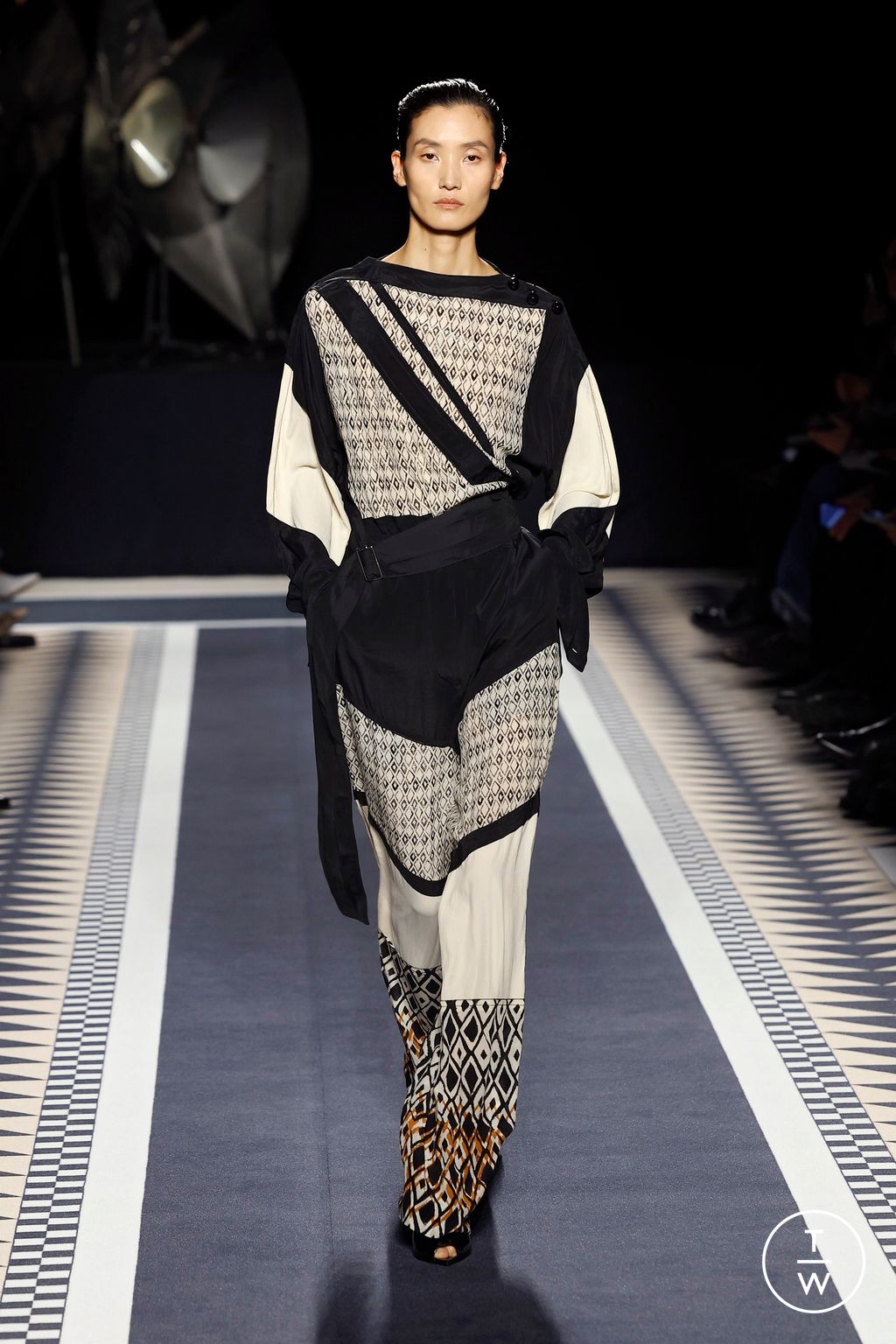 Fashion Week Paris Fall/Winter 2025 look 36 from the Lanvin collection womenswear