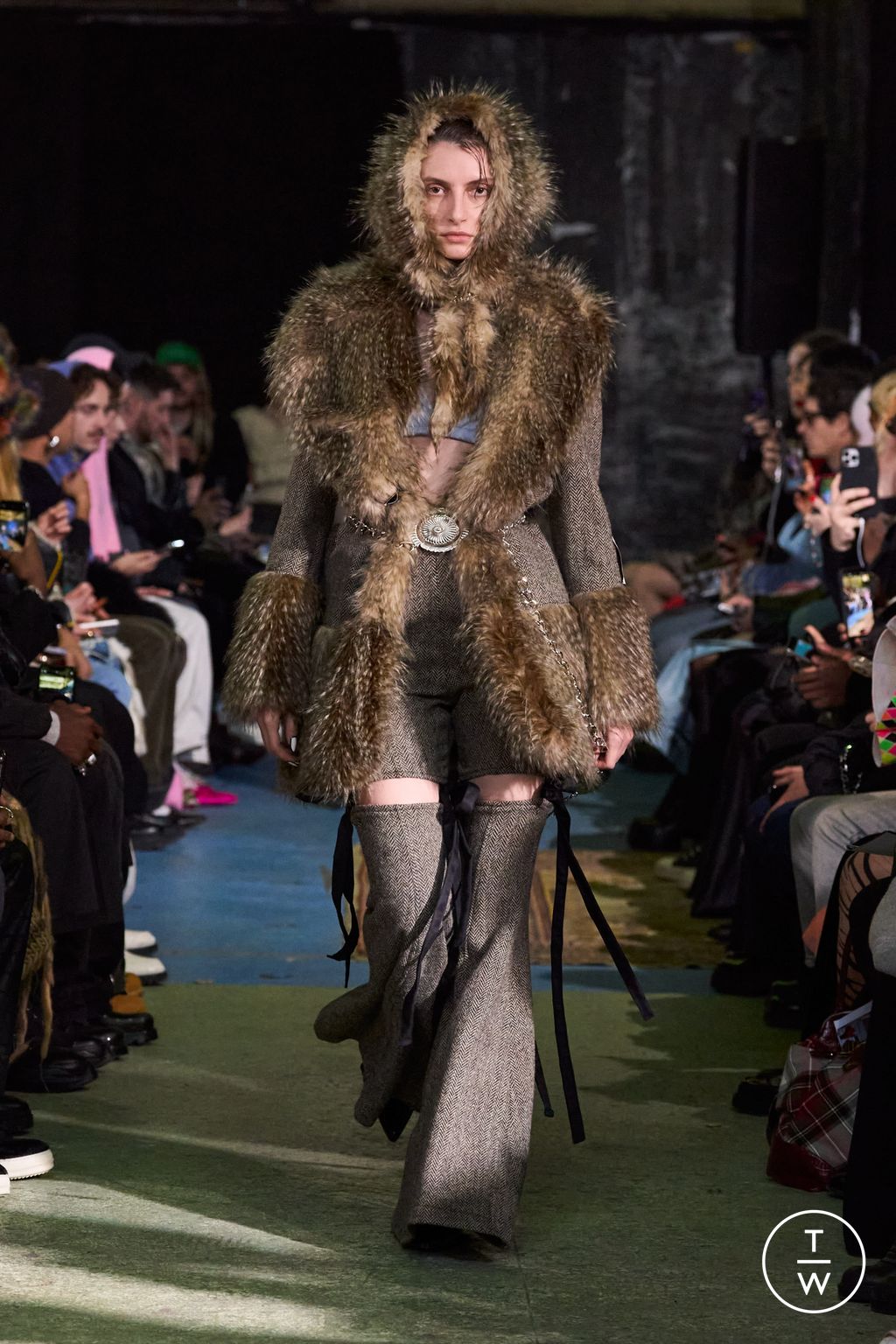 Fashion Week Paris Fall/Winter 2024 look 1 de la collection Laruicci womenswear
