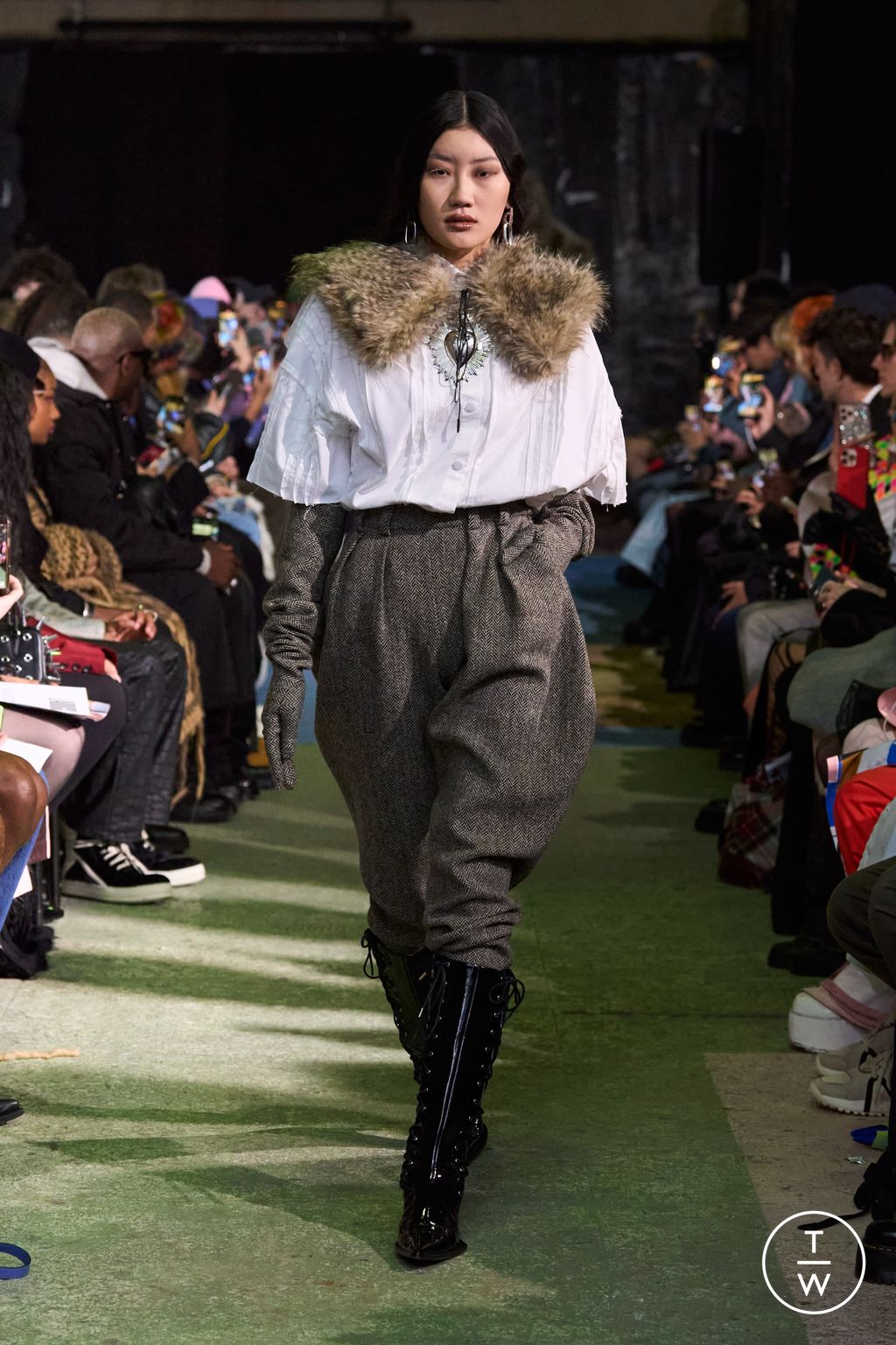 Fashion Week Paris Fall/Winter 2024 look 2 de la collection Laruicci womenswear