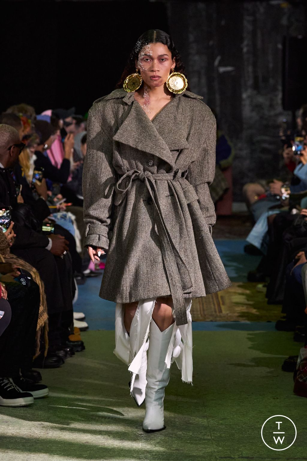 Fashion Week Paris Fall/Winter 2024 look 4 de la collection Laruicci womenswear