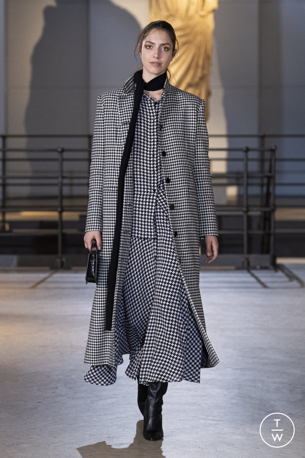Fashion Week Milan Fall/Winter 2022 look 20 from the Laura Biagiotti collection womenswear