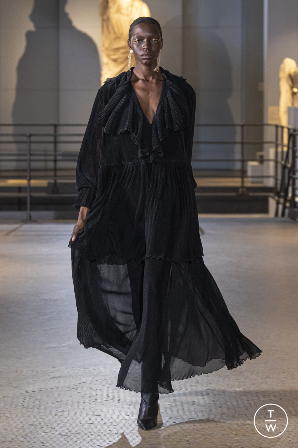 Fashion Week Milan Fall/Winter 2022 look 22 from the Laura Biagiotti collection womenswear