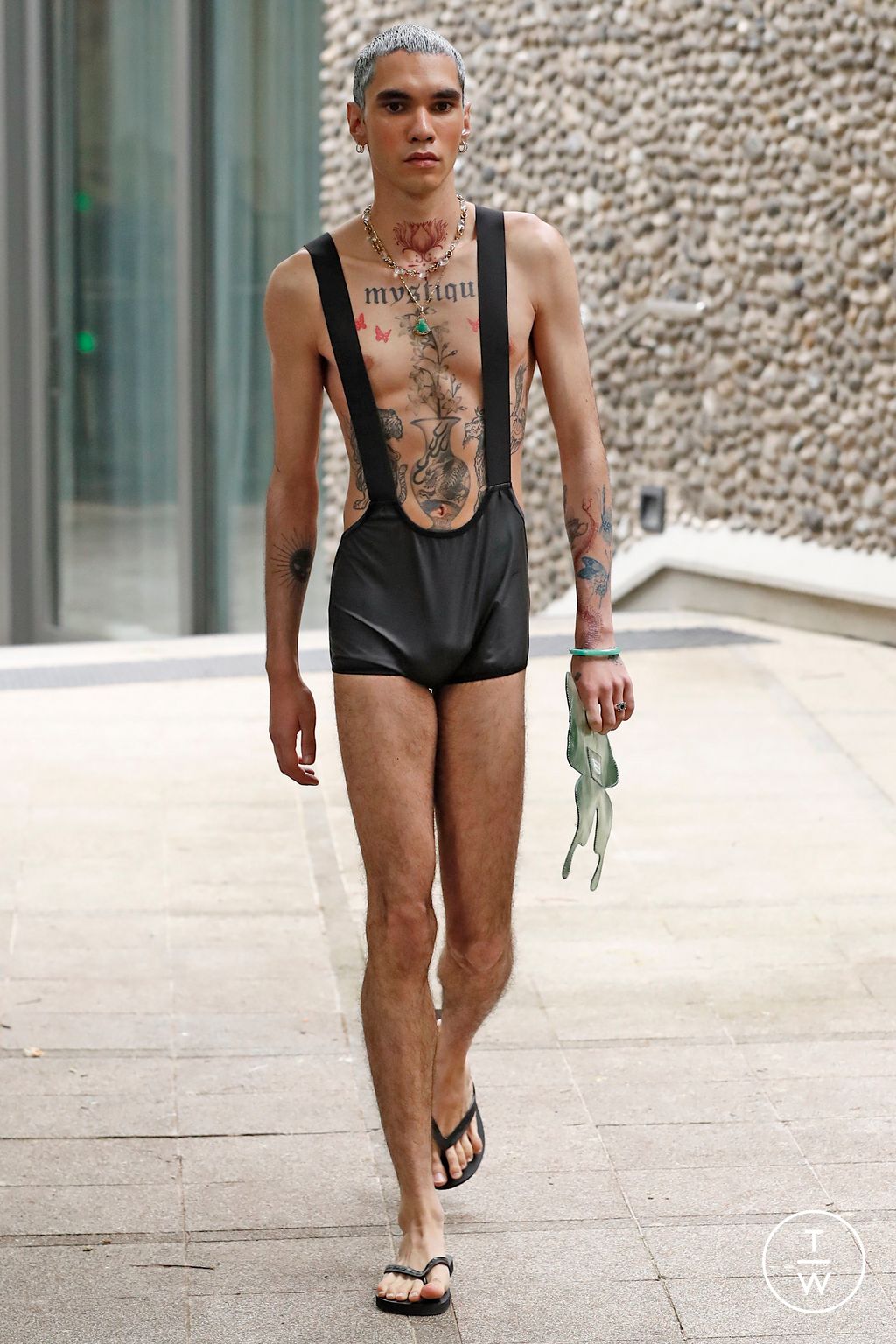 Fashion Week Paris Spring/Summer 2023 look 29 from the Lazoschmidl collection 男装