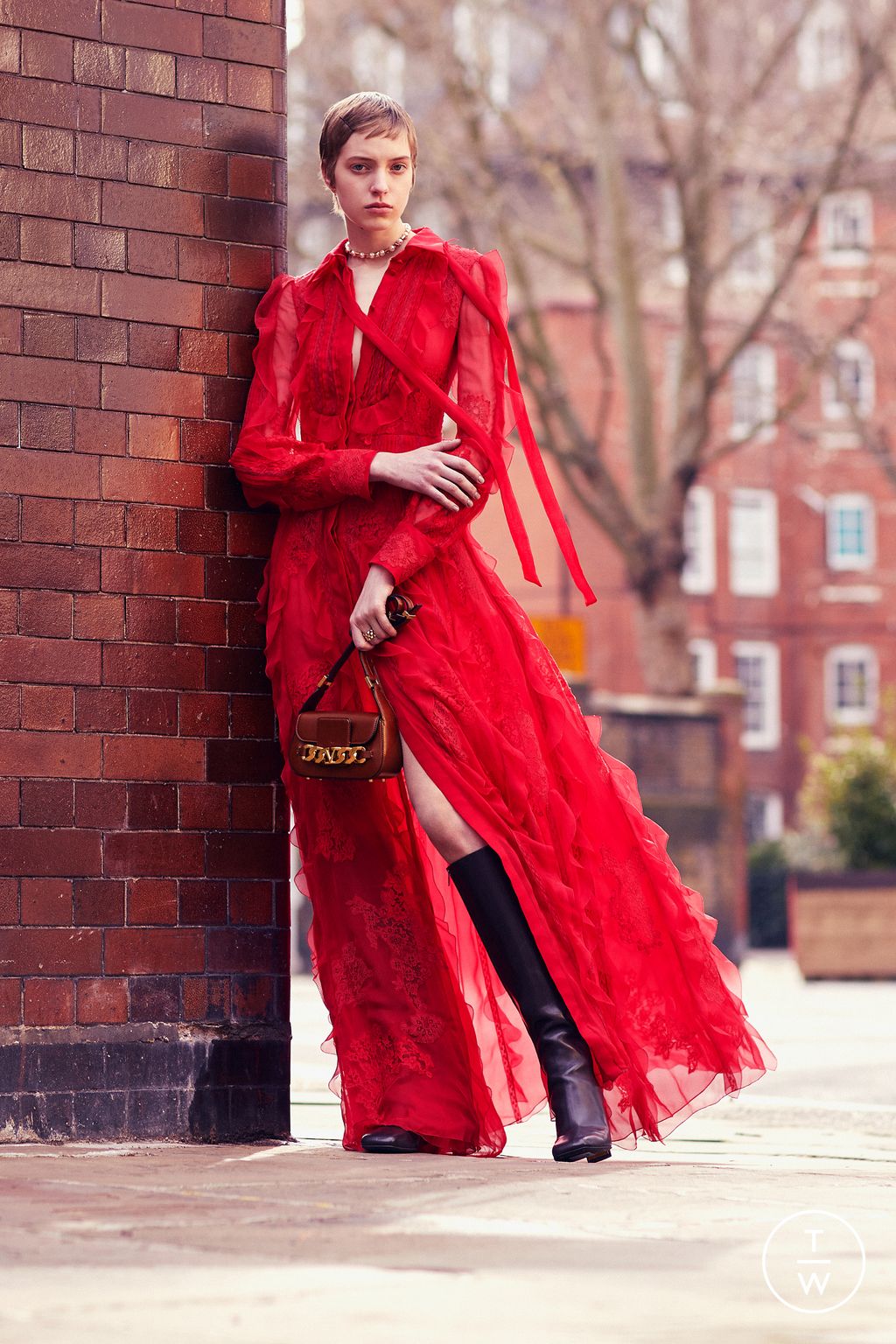 Fashion Week Paris Pre-Fall 2022 look 14 from the Valentino collection womenswear