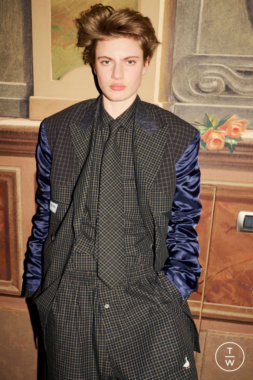 Fashion Week Milan Pre-Fall 2025 look 16 de la collection Moschino womenswear