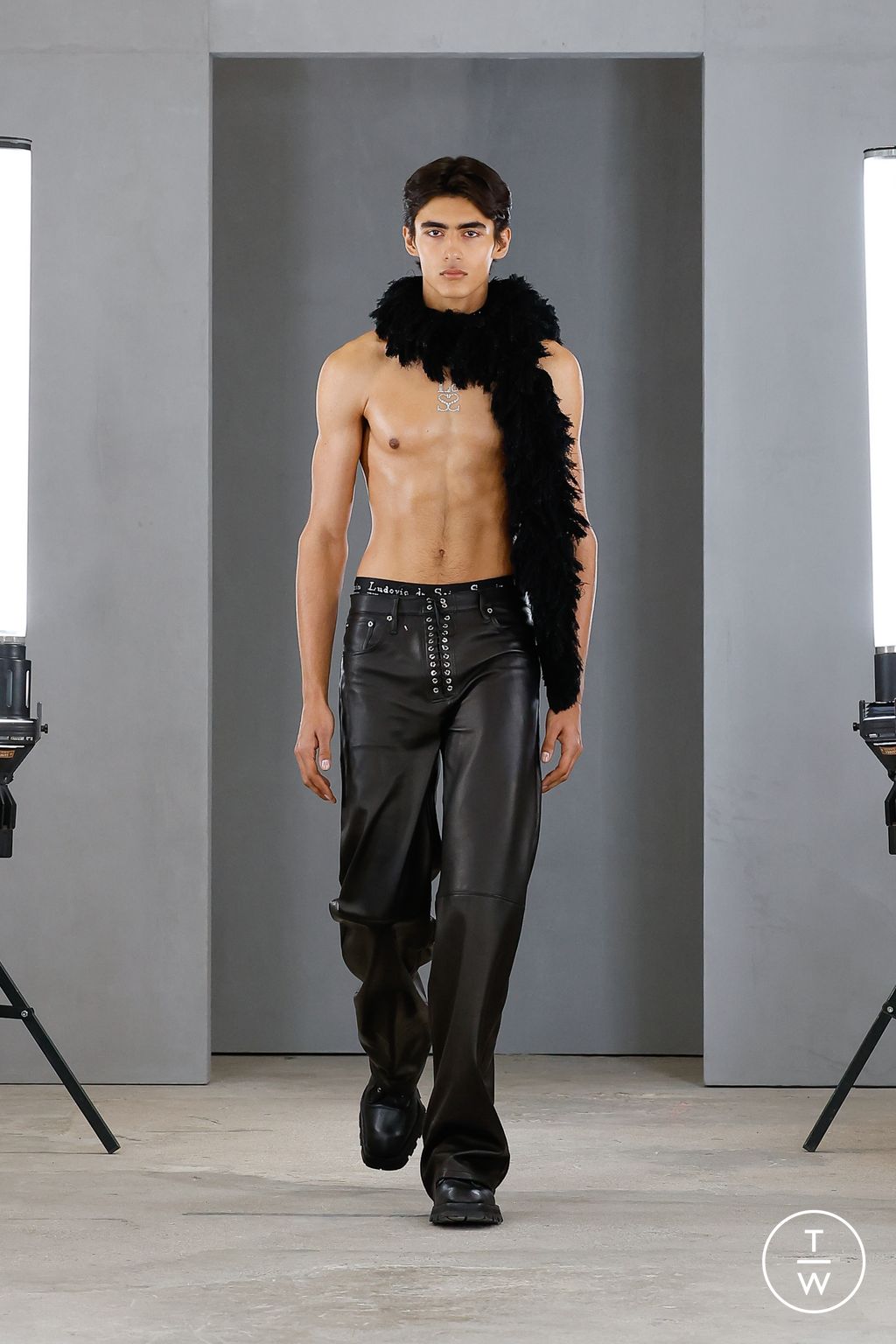 Fashion Week Paris Fall/Winter 2023 look 4 from the Ludovic de Saint Sernin collection menswear