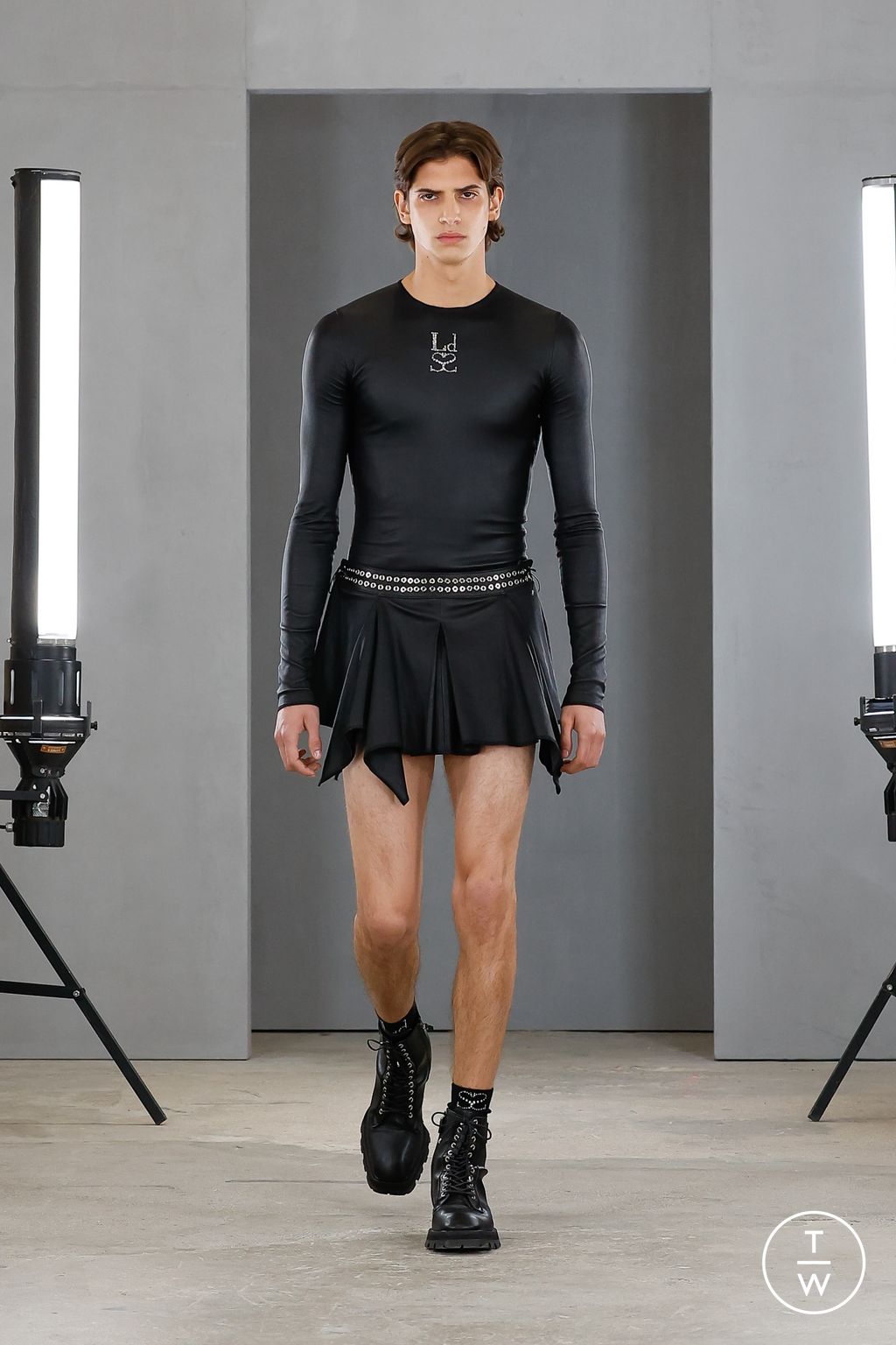 Fashion Week Paris Fall/Winter 2023 look 6 from the Ludovic de Saint Sernin collection menswear