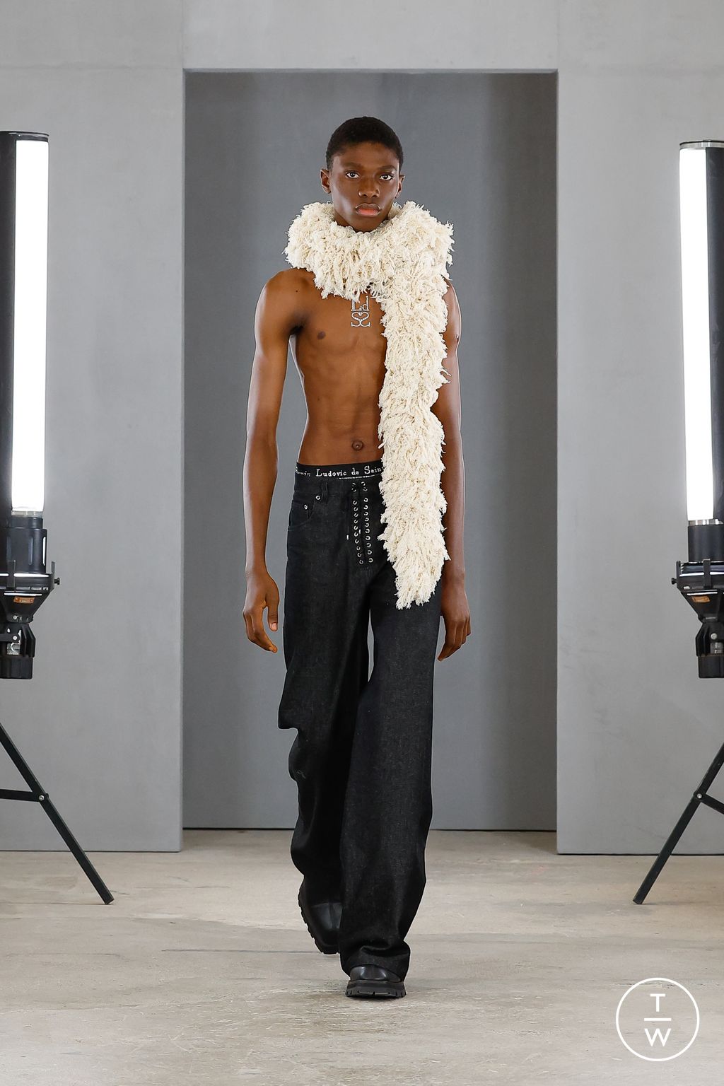 Fashion Week Paris Fall/Winter 2023 look 7 from the Ludovic de Saint Sernin collection menswear