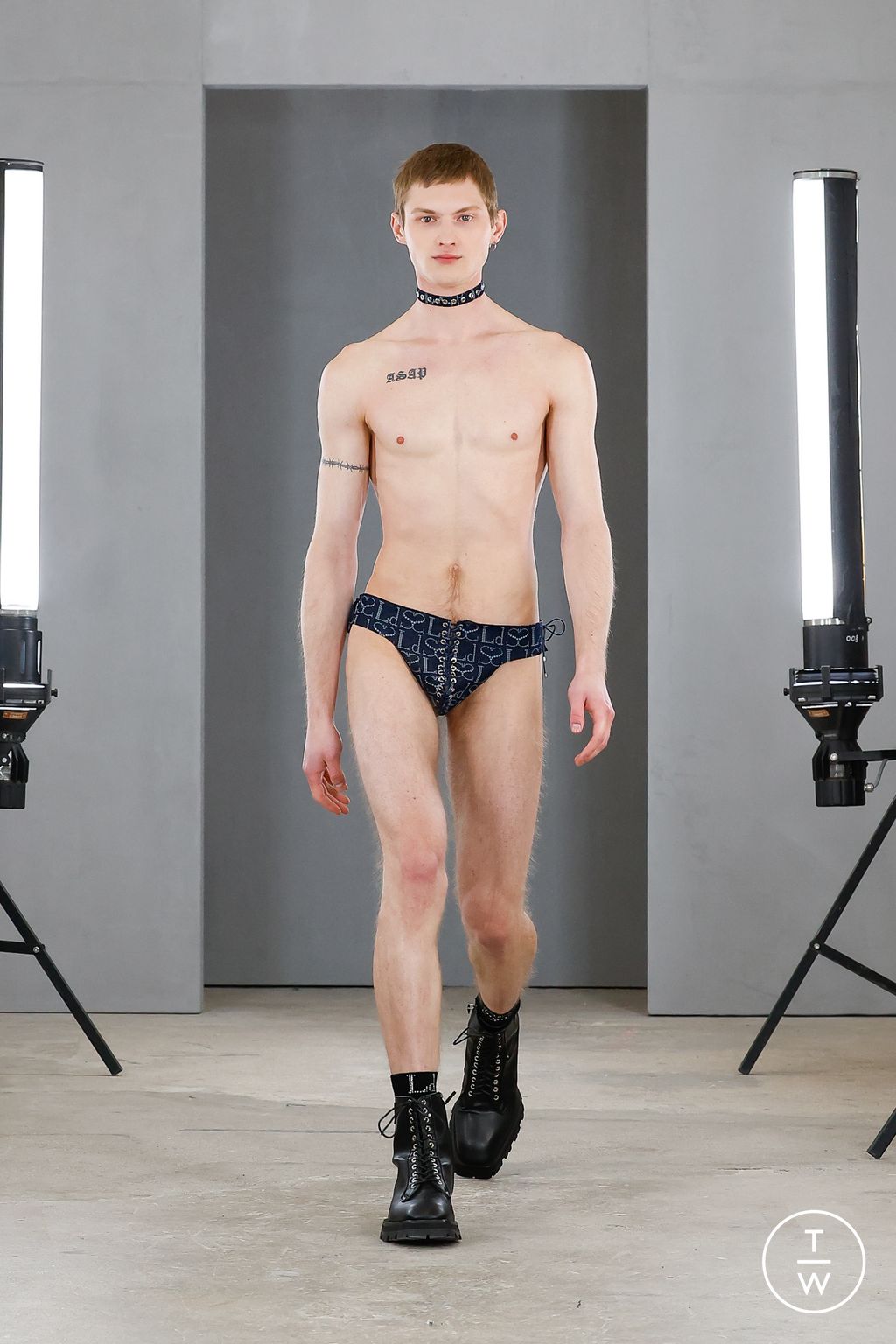 Fashion Week Paris Fall/Winter 2023 look 20 from the Ludovic de Saint Sernin collection 男装