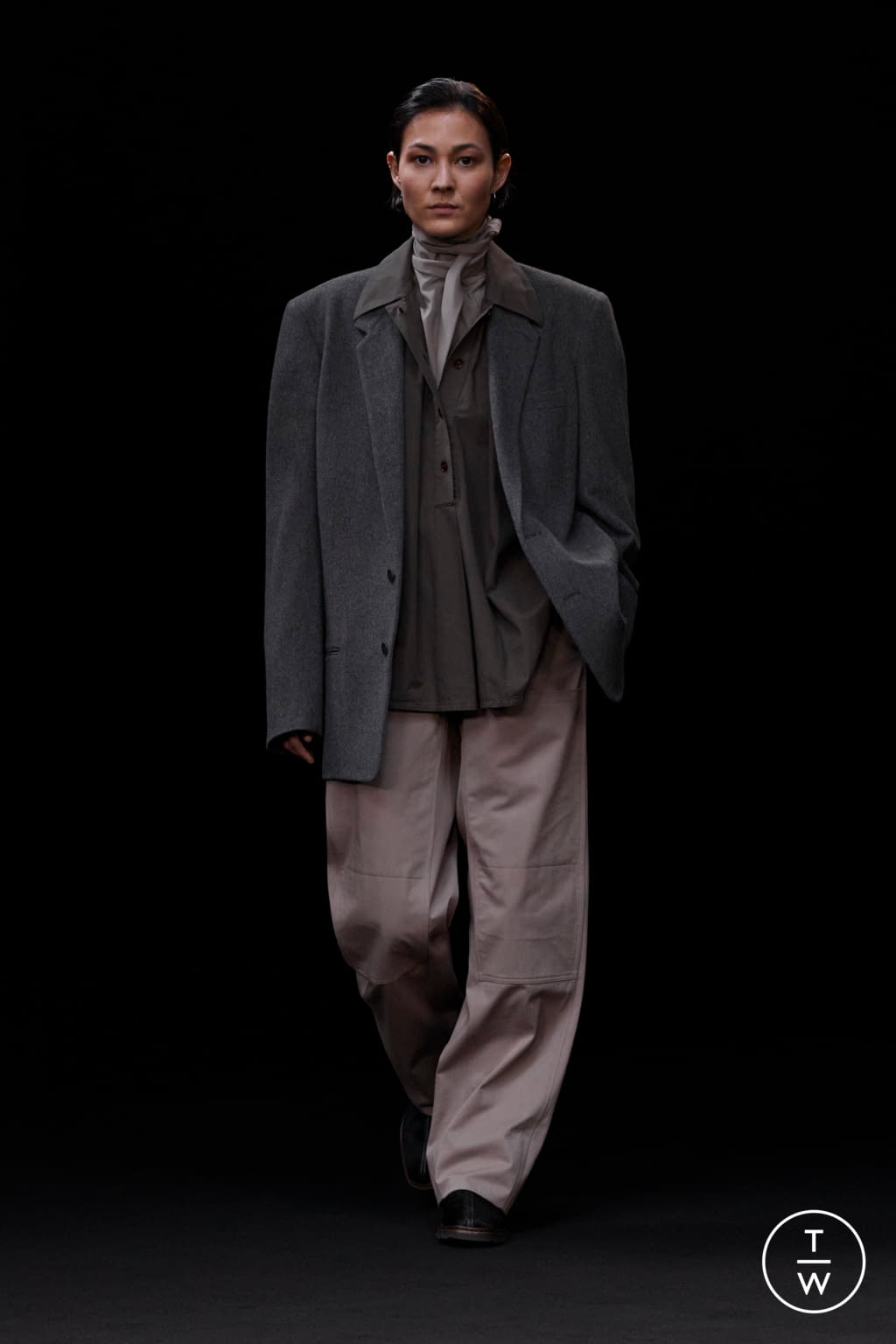 Fashion Week Paris Fall/Winter 2021 look 16 from the Lemaire collection menswear