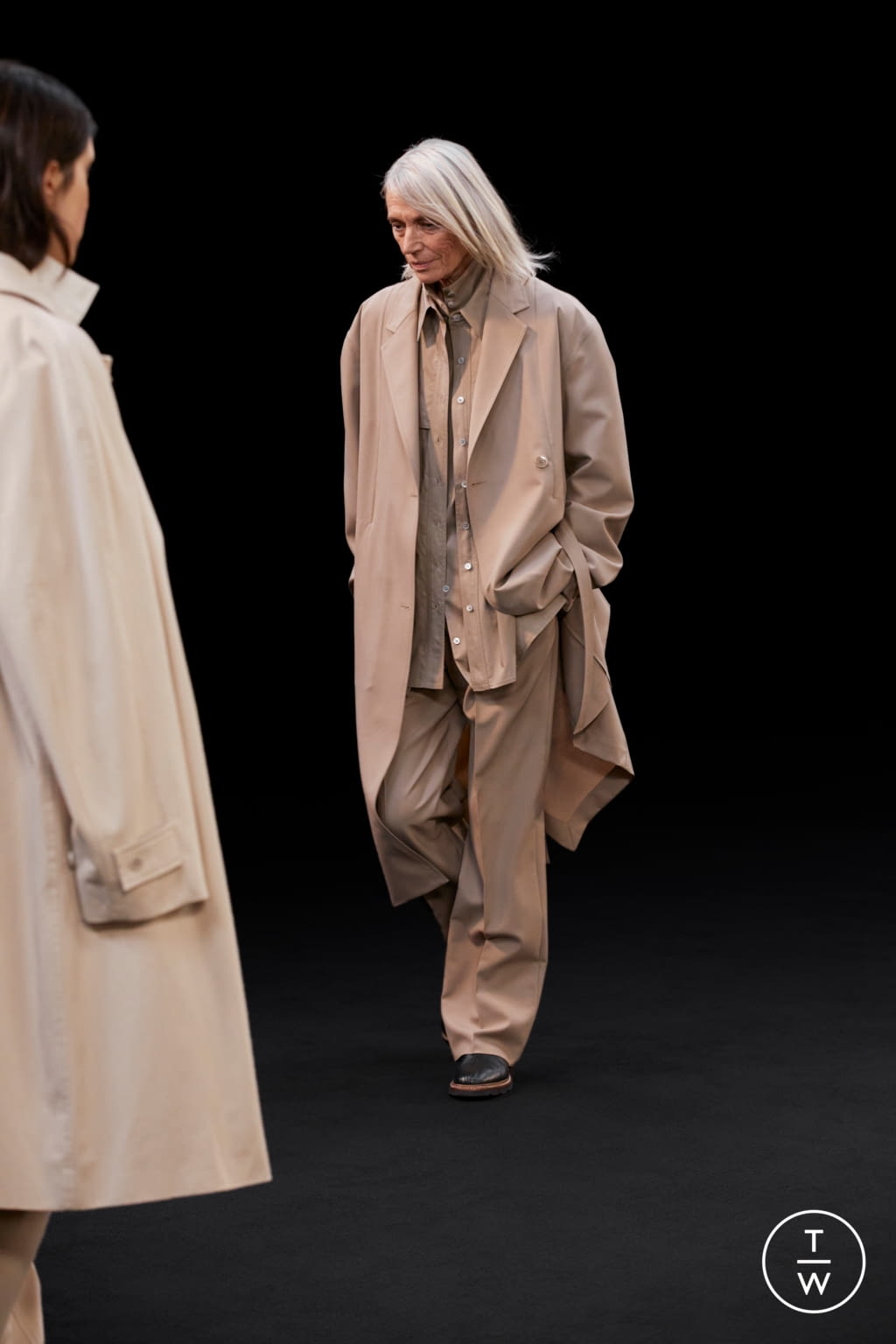 Fashion Week Paris Fall/Winter 2021 look 24 de la collection Lemaire menswear