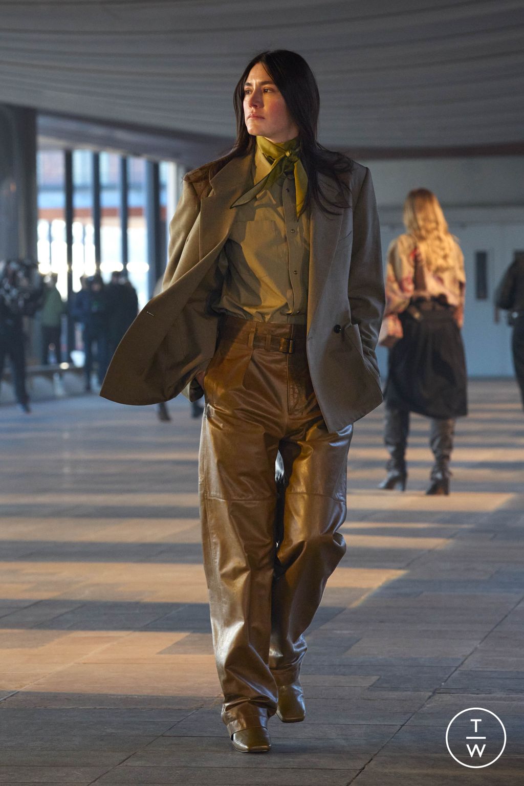 Fashion Week Paris Fall/Winter 2023 look 18 de la collection Lemaire menswear