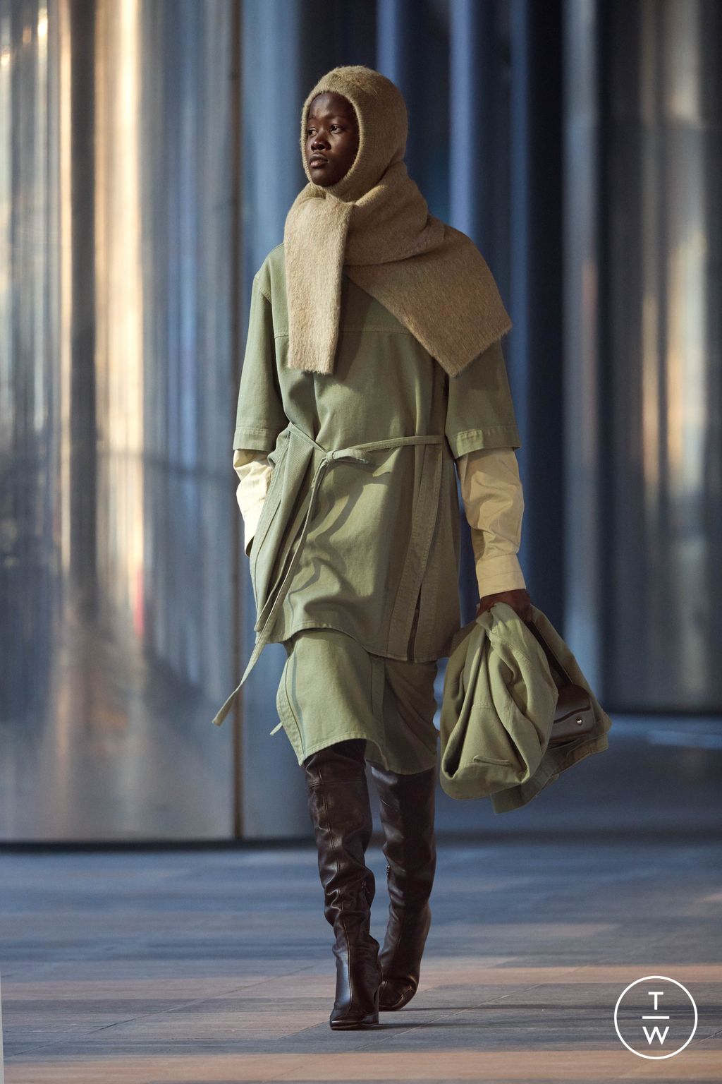 Fashion Week Paris Fall/Winter 2023 look 40 de la collection Lemaire menswear