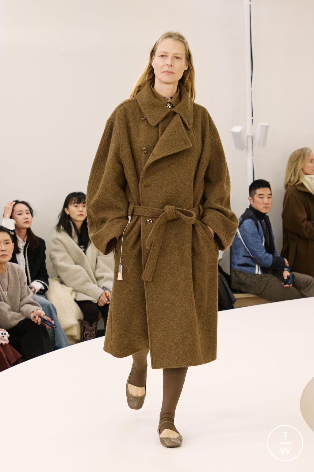 Fashion Week Paris Fall/Winter 2024 look 1 de la collection Lemaire menswear