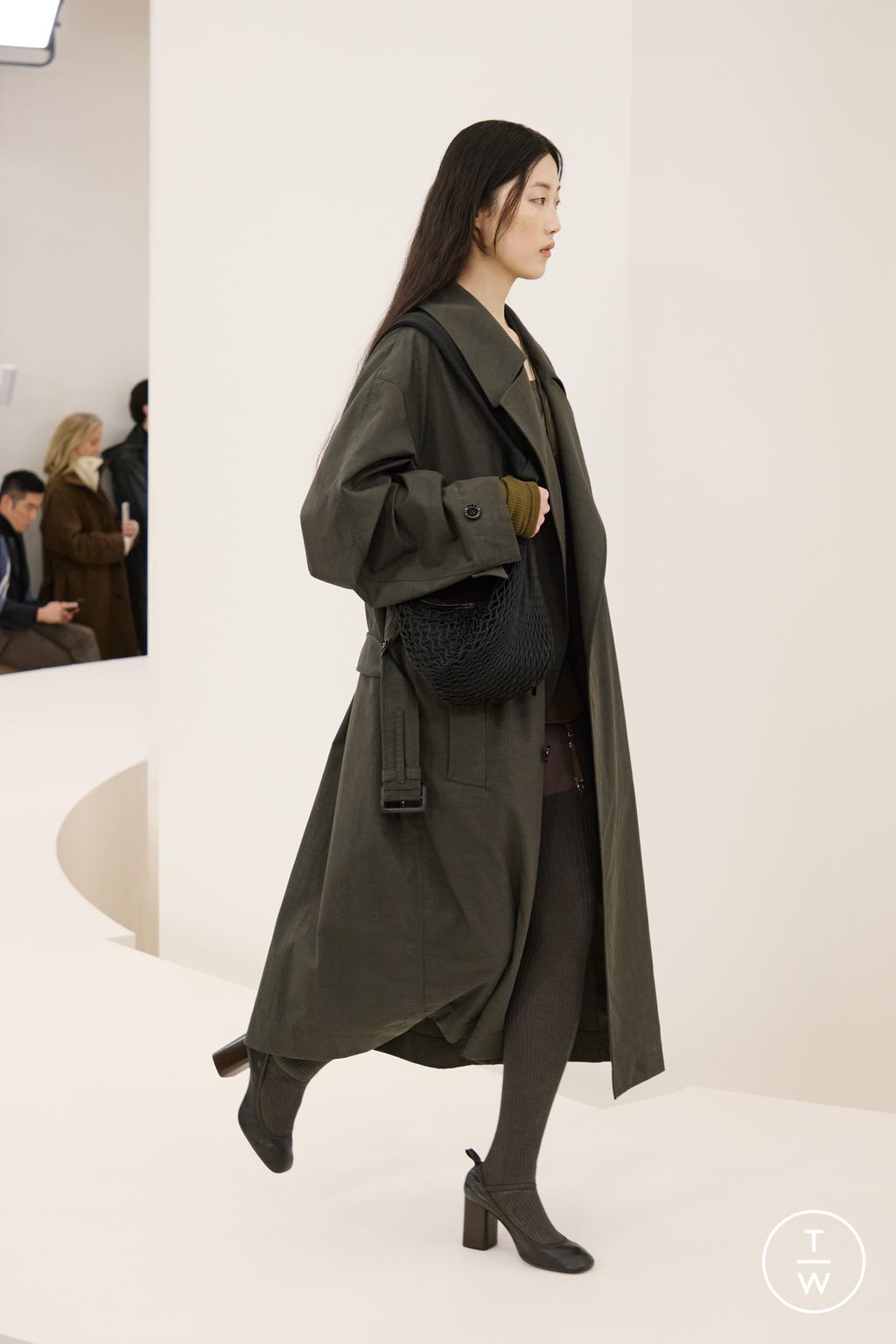 Fashion Week Paris Fall/Winter 2024 look 2 de la collection Lemaire menswear