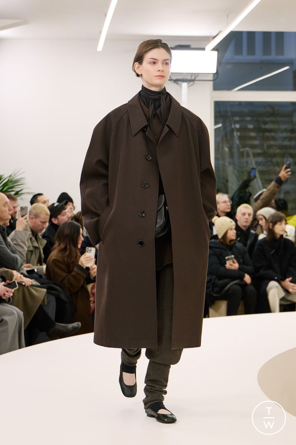 Fashion Week Paris Fall/Winter 2024 look 3 from the Lemaire collection 男装