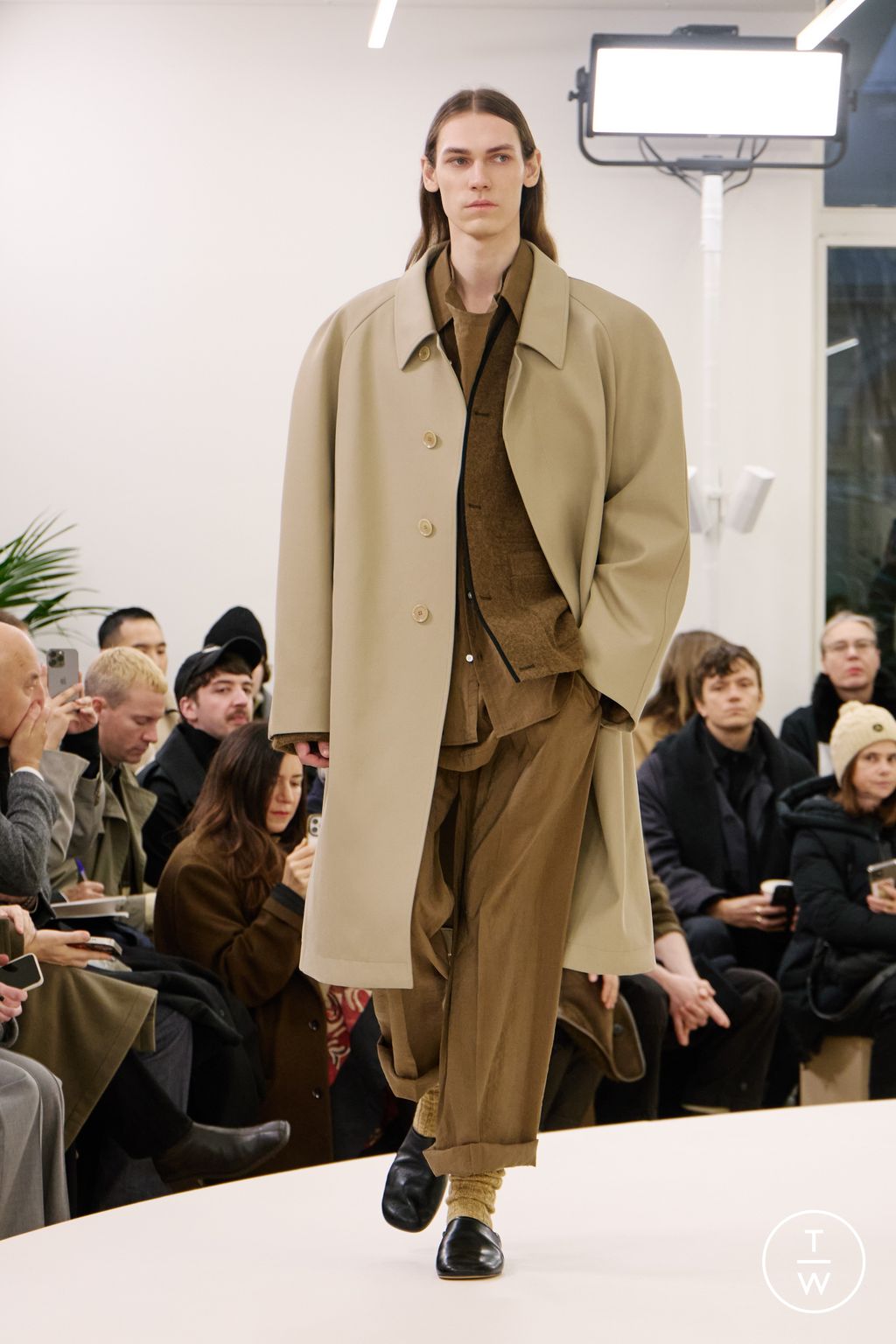 Fashion Week Paris Fall/Winter 2024 look 4 de la collection Lemaire menswear