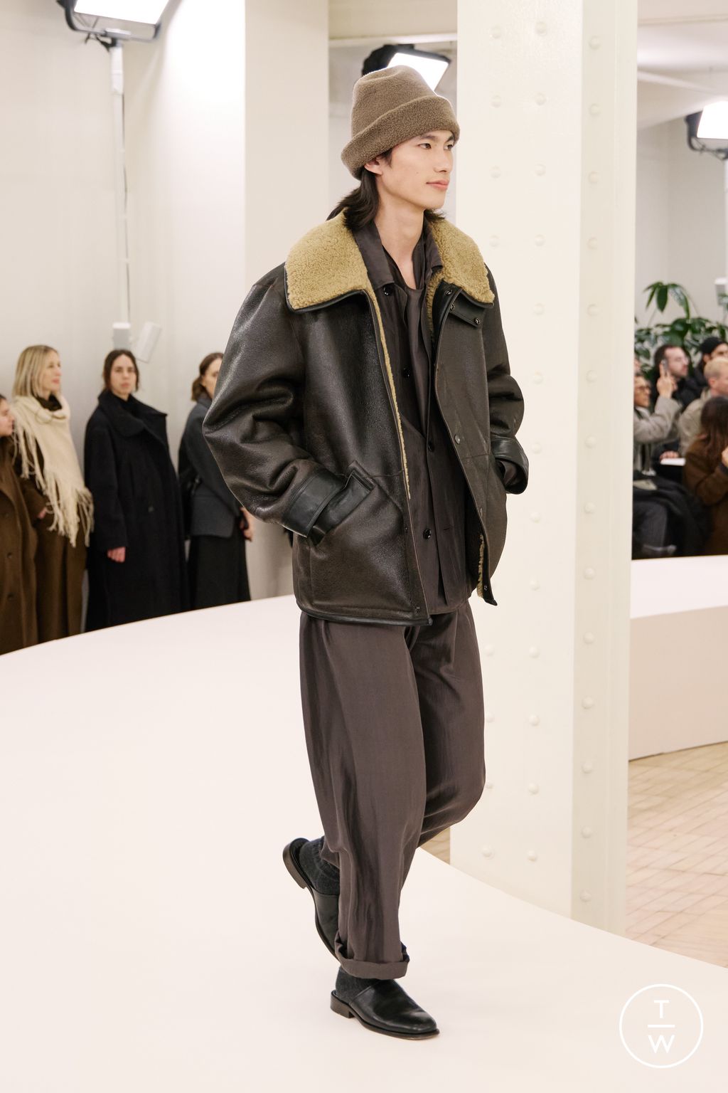 Fashion Week Paris Fall/Winter 2024 look 5 de la collection Lemaire menswear