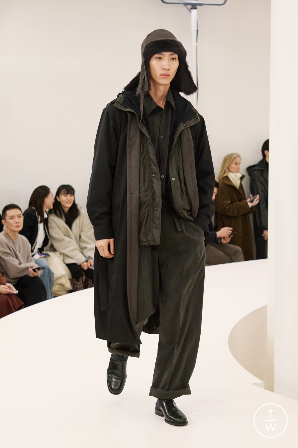 Fashion Week Paris Fall/Winter 2024 look 6 de la collection Lemaire menswear