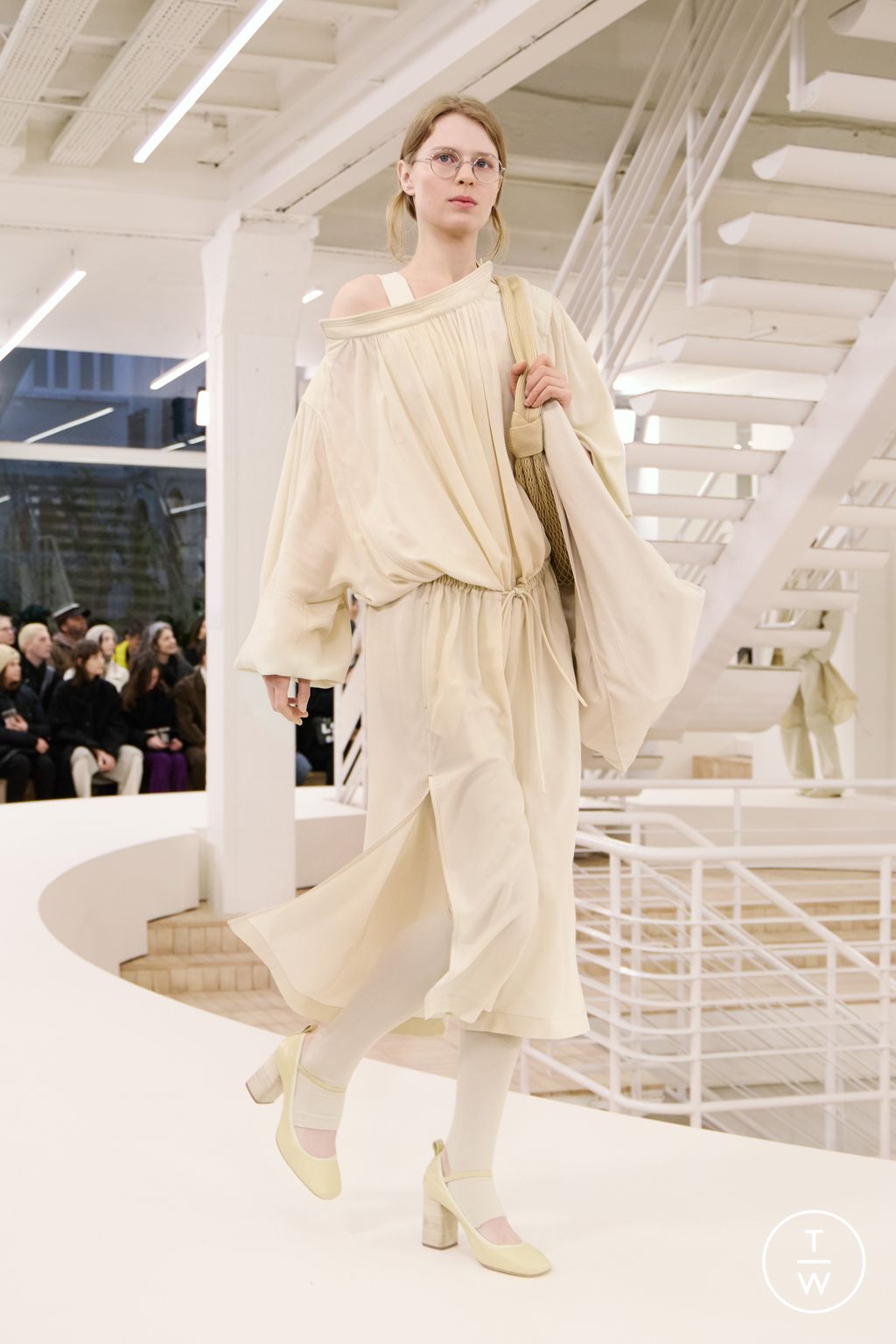 Fashion Week Paris Fall/Winter 2024 look 9 de la collection Lemaire menswear