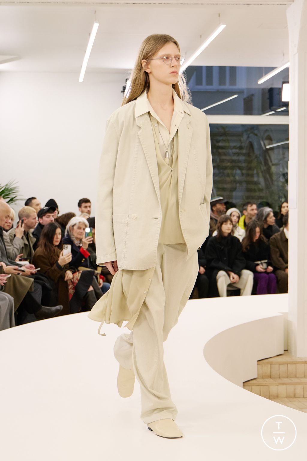 Fashion Week Paris Fall/Winter 2024 look 10 de la collection Lemaire menswear