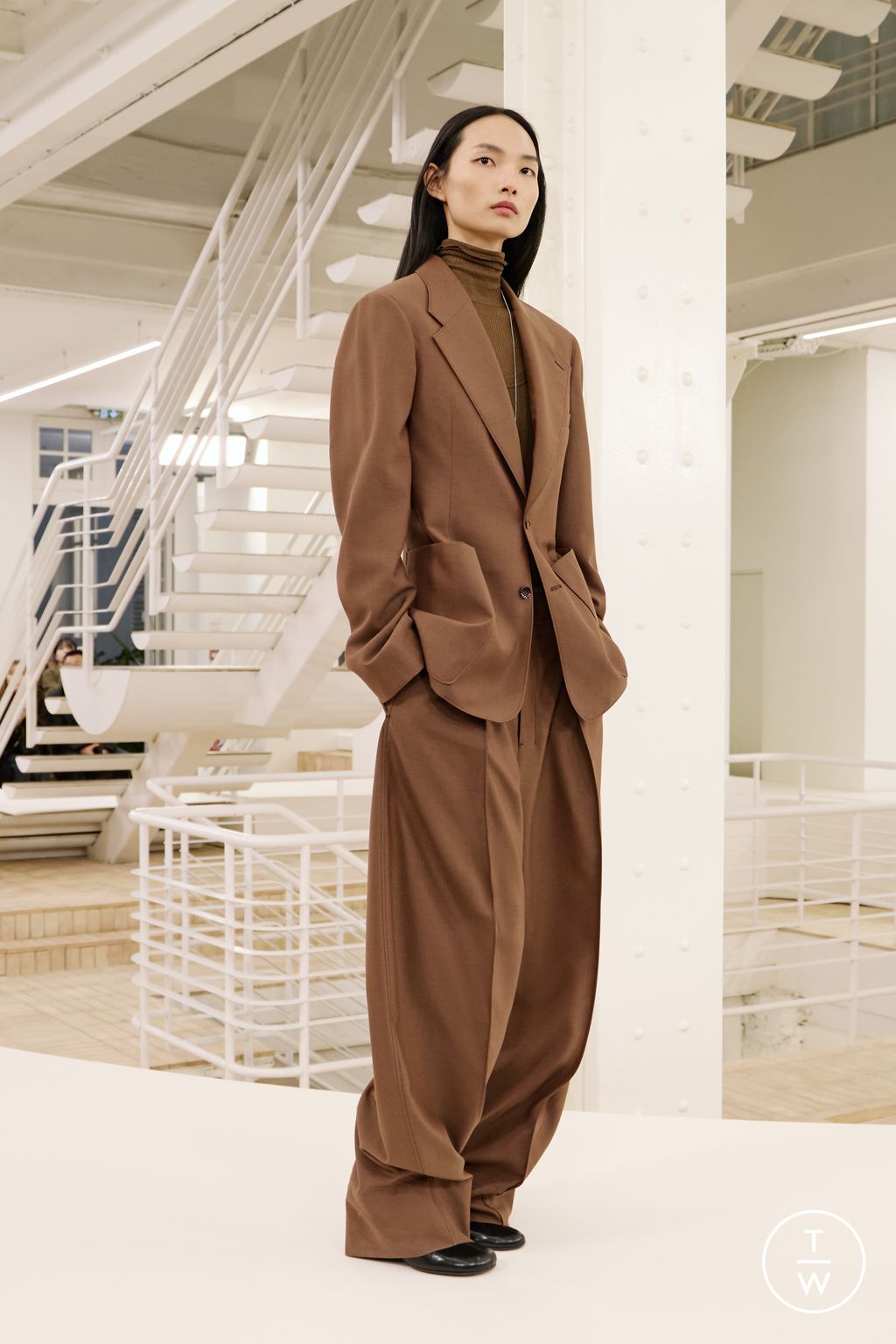 Fashion Week Paris Fall/Winter 2024 look 12 de la collection Lemaire menswear